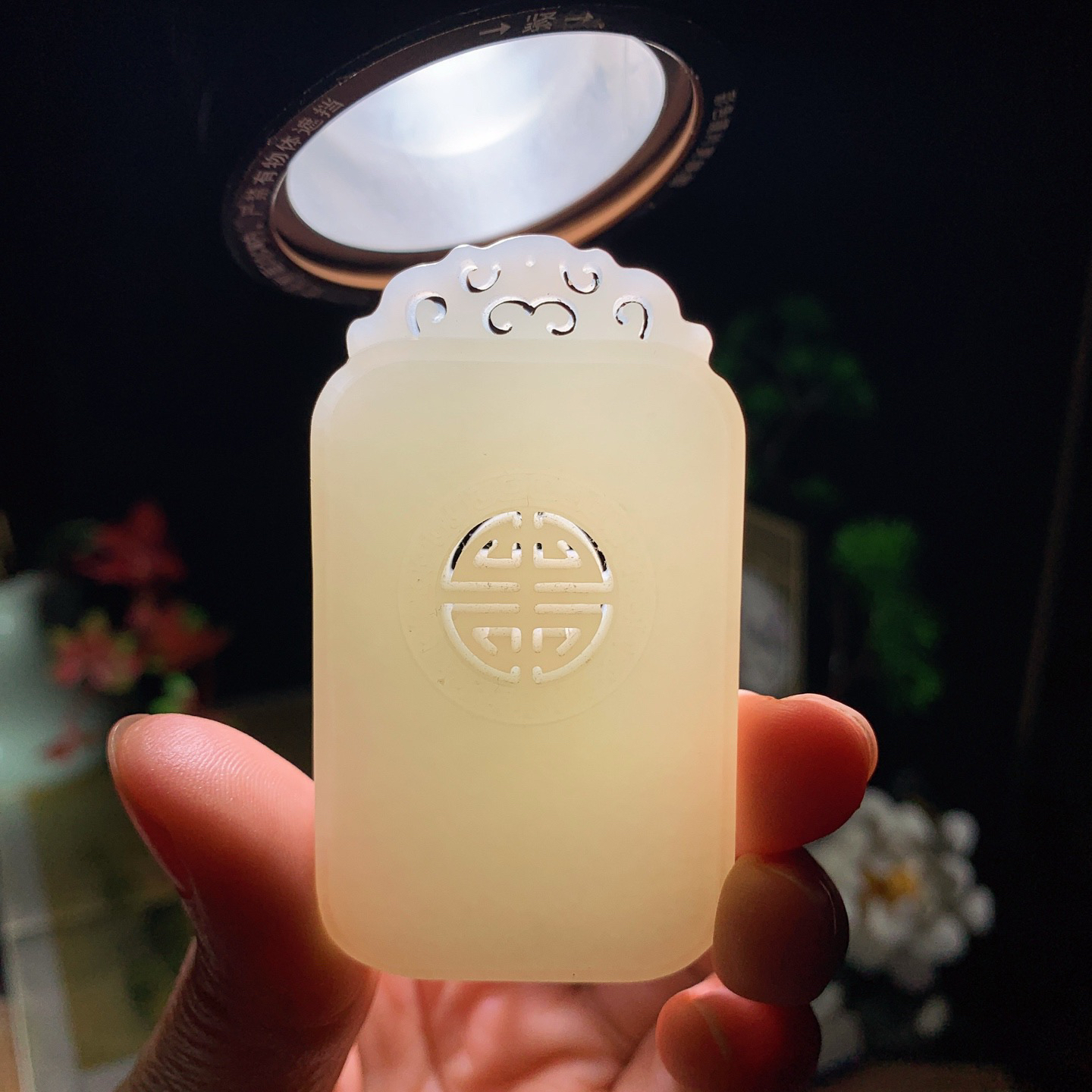 新疆和田玉白玉平安无事牌挂件。尺寸65/36/11重62克 玉质细腻油润 底色纯净 脂粉好，品质好。lt260422