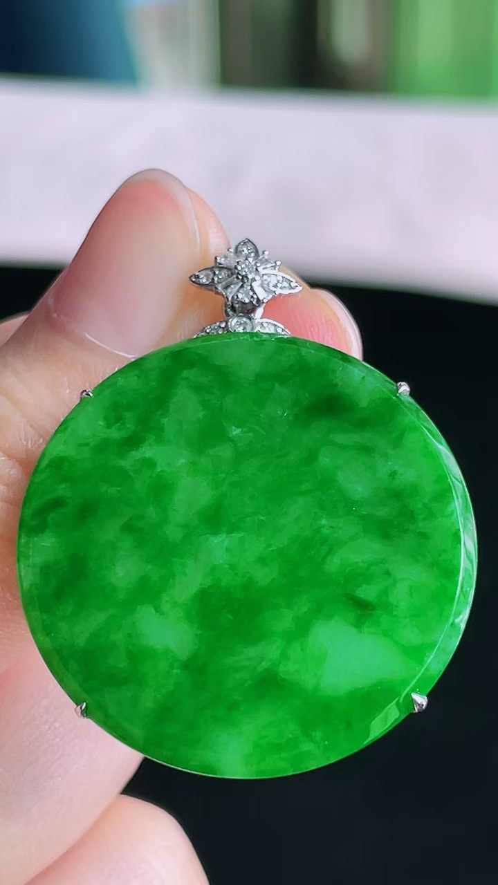 【翡翠名称】18K金镶钻冰辣阳绿圆牌吊坠
【翡翠尺寸】含金37.3/29.8/5.6mm
【翡翠描述】宝贝种老水足，玉质细腻，色泽靓丽，性价比高，佩戴效果好！
【其它赠送】权威证书/精美挂绳盒子/支持全国复检
