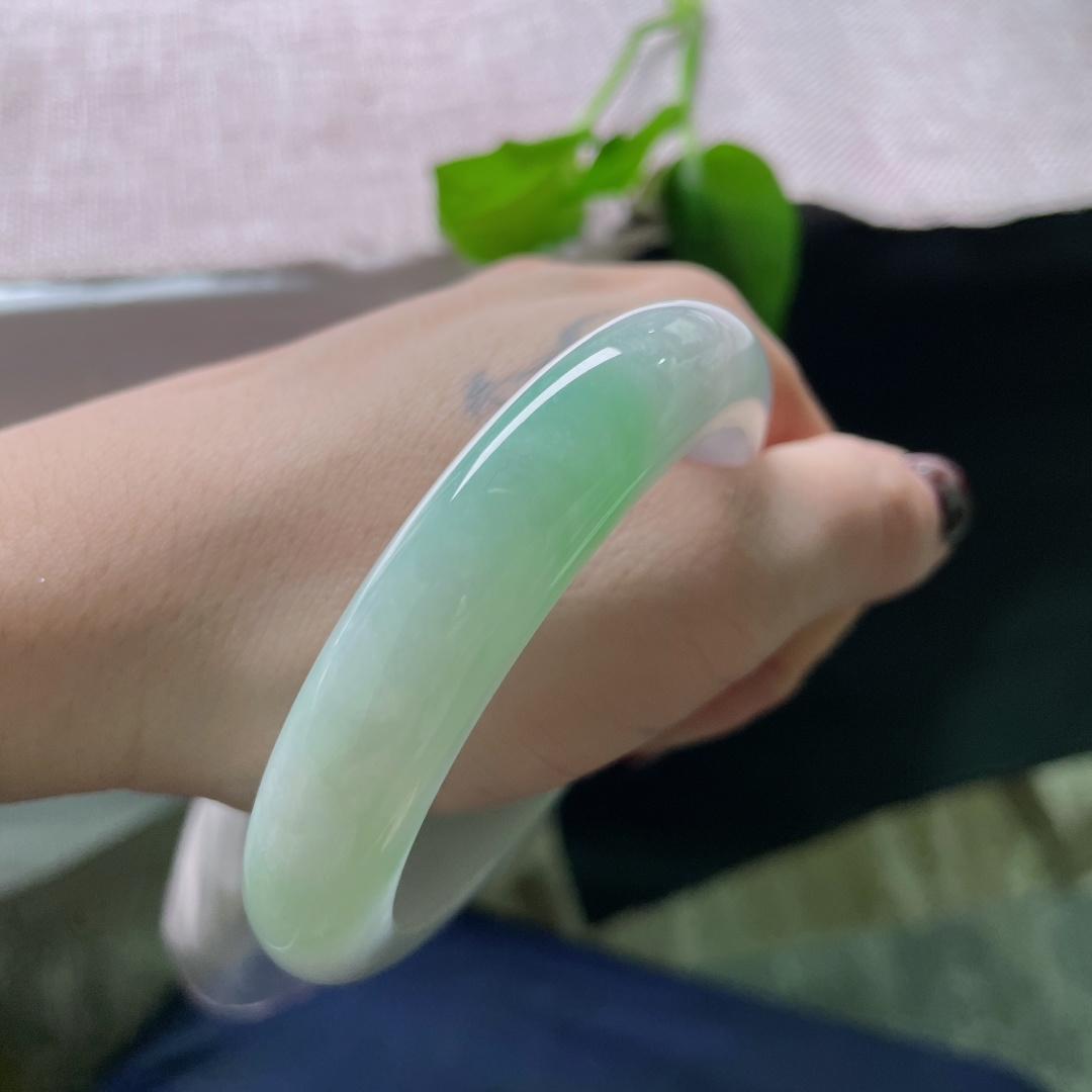 56.1/12.3/8.6，春带彩正圈，水润，肉质细腻干净，种老，雍容华贵，一点皮纹不显，ss51428a