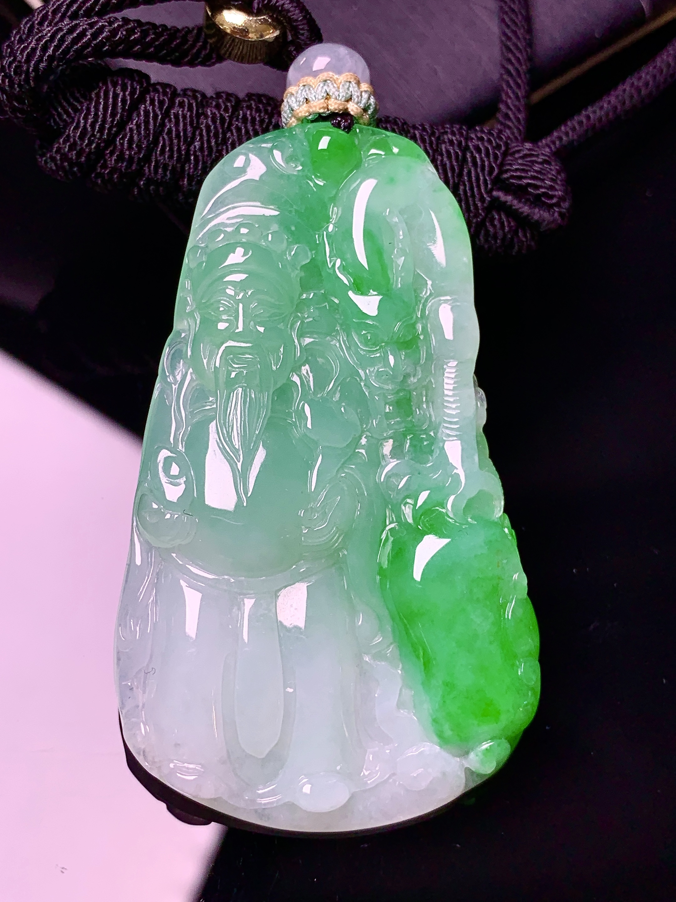 飘绿财神吊坠 玉质细腻 色泽艳丽清新 水润亮眼 整体尺寸 53*31*5.8w1