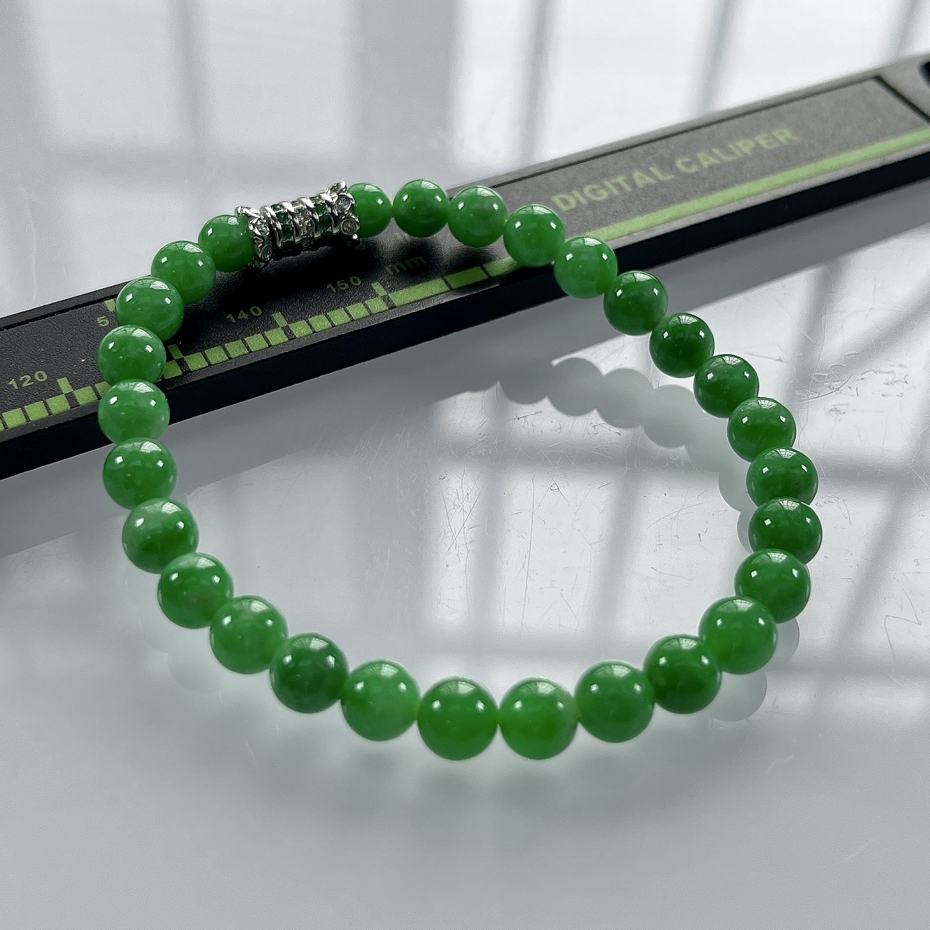 缅甸天然翡翠A货，卡6冰润满绿阳绿圆珠手串手链，尺寸：6mm/28颗，长度170mm，重量：11.14g