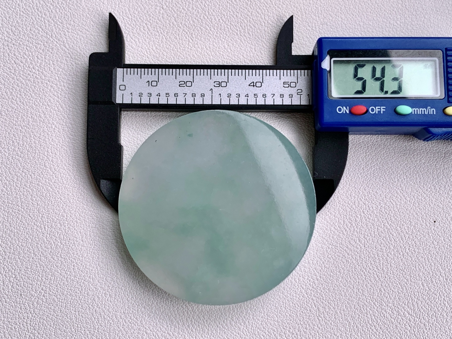 ️冰飘花/牌子料/片料/镯心料/特色料可做牌子、人物、山水、动物、花件……等推荐参考54.3-6.652.6克材料优选冰底浮花凝紫气，圆融方寸蕴清光。如月下澄潭，冰底漾开几缕紫韵与翠影，似雾散烟轻，晕染出朦胧的春日光景。圆融的镯心，像一枚凝固的清辉，莹润通透间，藏着自然的灵秀与禅意的安宁，观之如沐春风，心自澄明。