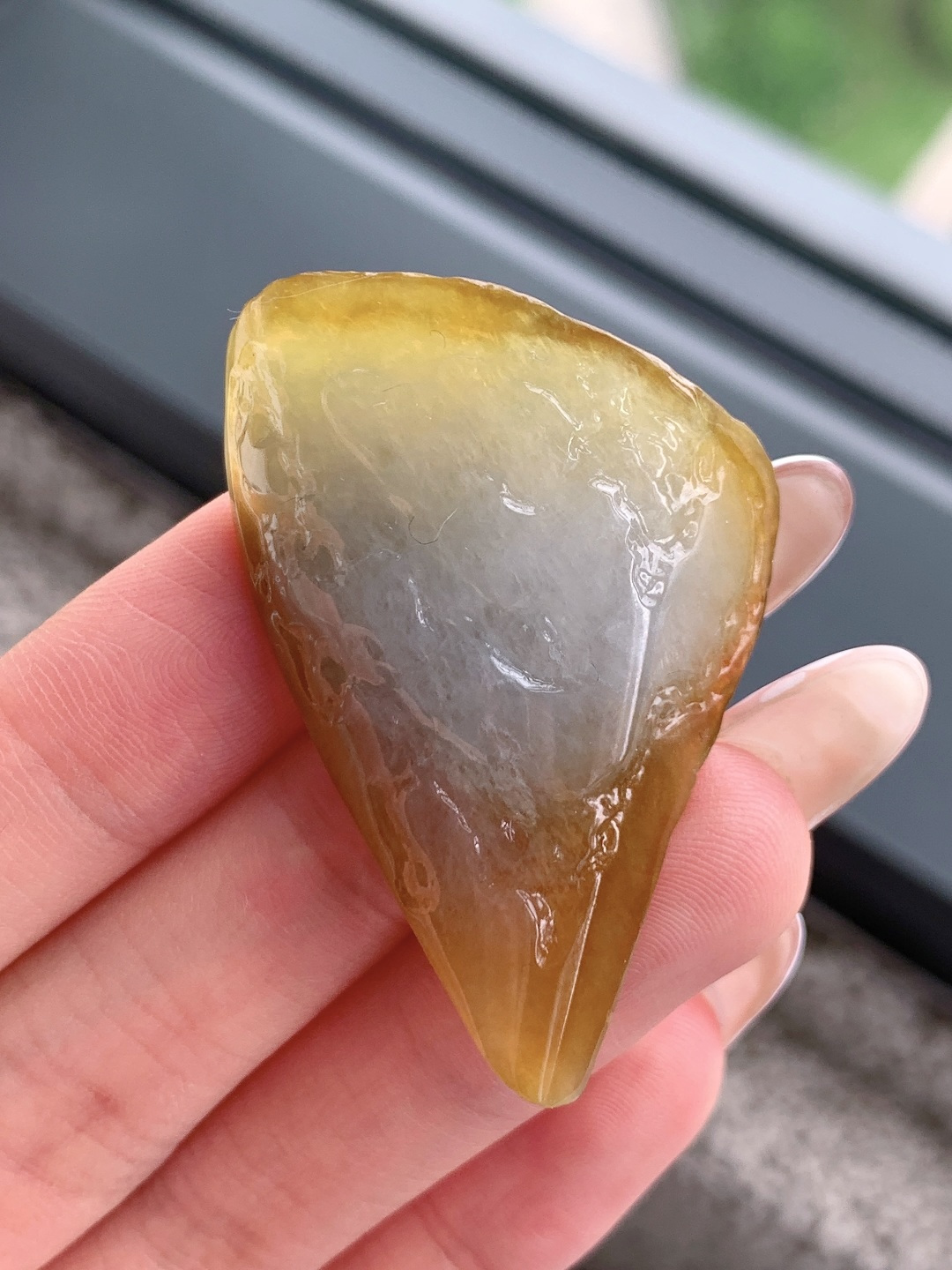 冰黄翡/随形料/立体料/特色料，可做随形件、人物、山水、动物、花件……等推荐参考，50-35.6-16，25.1克，蜜色凝金浮暖韵，玉肌蕴润自流光，这块满黄翡翡翠原石毛料，通体凝裹醇厚温润的蜜糖暖黄，玉质细腻油润、水头莹润亮泽，原生石面肌理饱满、胶感十足，稍加匠心俏色巧雕，便可随形打磨为貔貅、金蟾、福瓜、无事牌等各类招财雅致挂件，浓正黄翡自带金玉满堂、黄金满盈的贵气寓意，主招财纳宝、聚守财运、福禄绵延气韵温润厚重、贵而不骄，上手佩戴尽显沉稳气场，更护佑财源滚滚、运势兴旺、岁岁富足无忧。