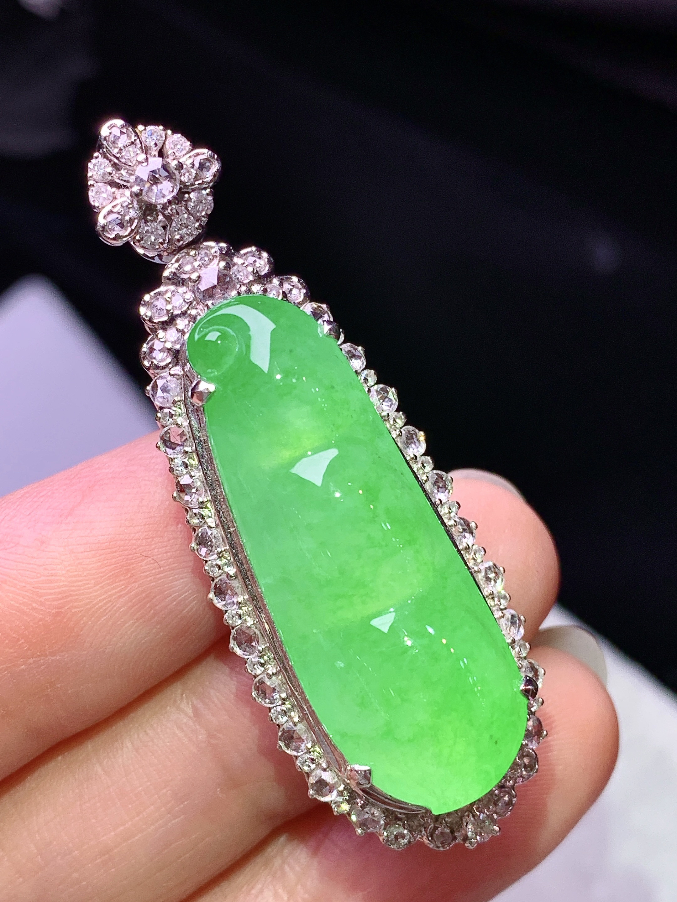 18k金钻镶嵌冰阳绿四季豆吊坠 玉质细腻 色泽艳丽清新 水润亮眼 整体尺寸45.8*16.5*13.