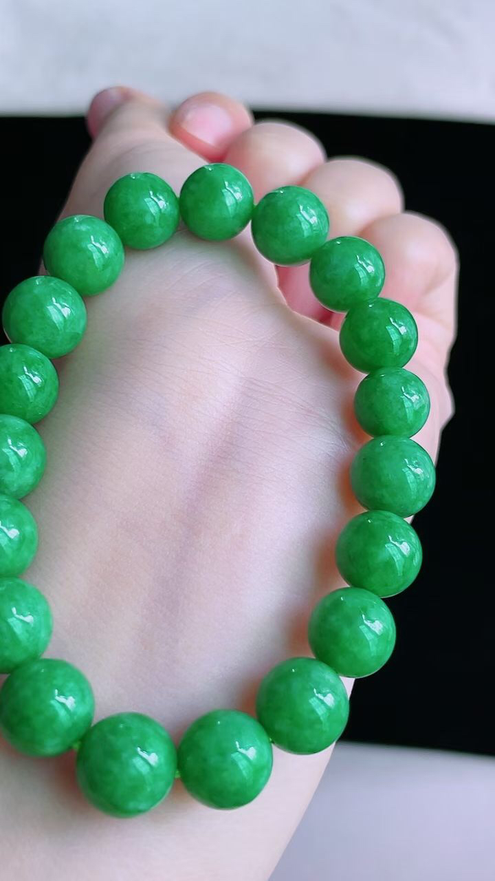 【翡翠名称】老坑种辣阳绿圆珠手串
【翡翠尺寸】珠子平均10.6mm/颗
【翡翠描述】宝贝种老水足，玉质细腻，色泽靓丽，性价比高，佩戴效果好！
【其它赠送】权威证书/精美挂绳盒子/支持全国复检