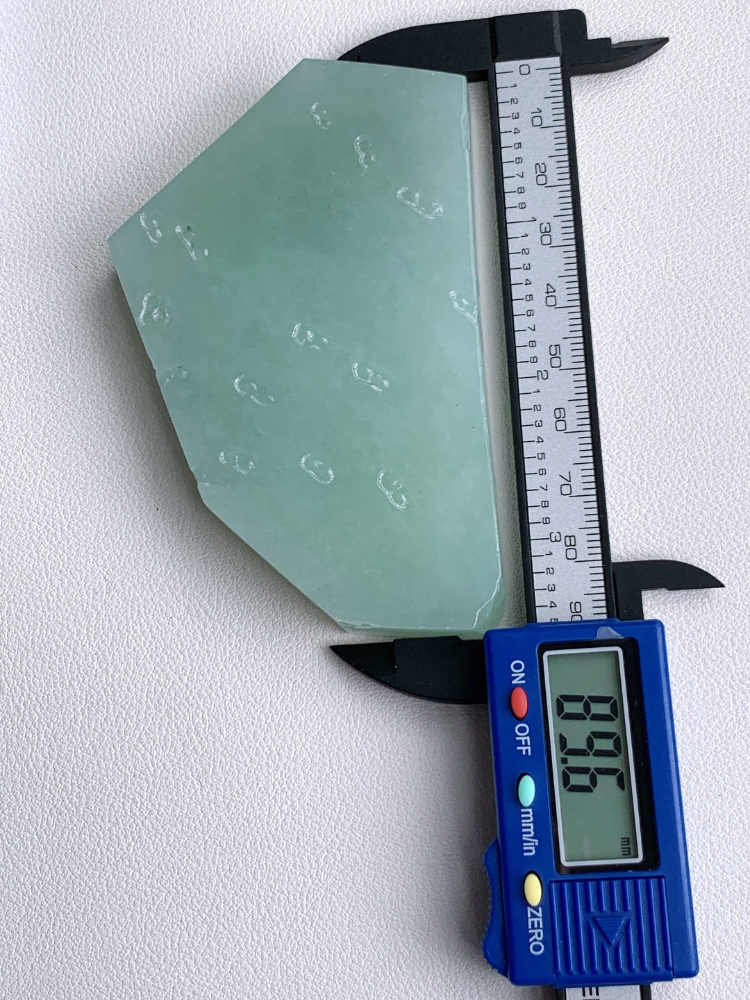 冰晴水/牌子料/片料/板料/特色料，可做牌子、人物、山水、动物、花件……等推荐参考，89.6-57.1-12.6，161.2克，材料优选，一汪清露凝冰肌，半亩晴光润玉扉，这块浅晴底冰润翡翠料子色泽匀净清浅，如同春日湖光般温润透亮，玉质细腻紧实，水头饱满莹润，胶感柔和温婉，稍加匠心巧琢，便可设计打磨为平安无事牌、简约素牌、清雅山水、自在禅心等各类雅致挂件，素净底色自带安宁沉静的气韵，寓意心境澄澈通透、一世平安顺遂、清雅无忧，上手佩戴温润低调、百搭耐看，亦护佑福运常伴、前路明朗、万事安稳称心。