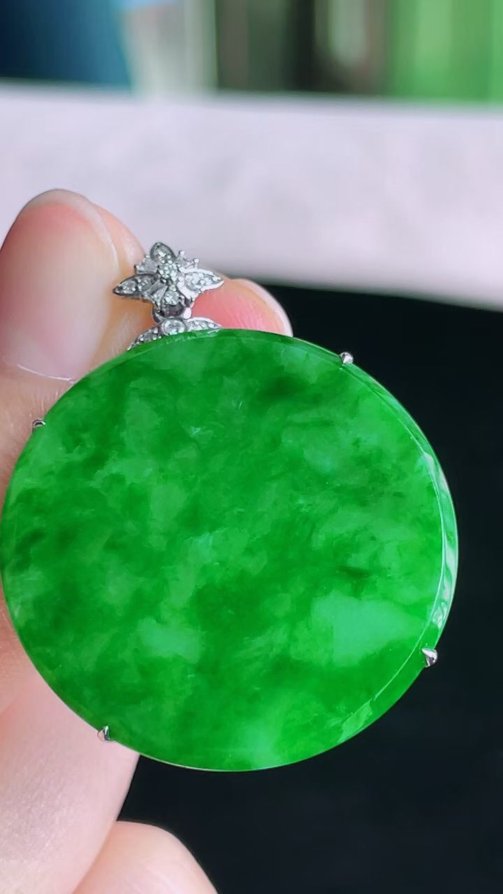 【翡翠名称】18K金镶钻冰辣阳绿圆牌吊坠
【翡翠尺寸】含金37.3/29.8/5.6mm
【翡翠描述】宝贝种老水足，玉质细腻，色泽靓丽，性价比高，佩戴效果好！
【其它赠送】权威证书/精美挂绳盒子/支持全国复检