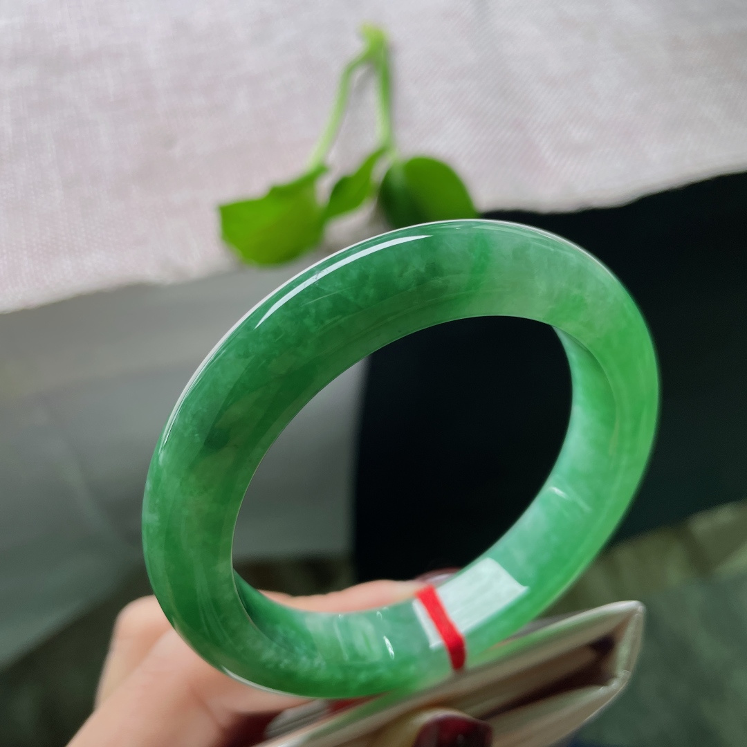 55.2/11.7/9.3绿底正圈，或深邃如湖，或清透如溪，每一眼，都是不同的风景。有纹，ss51699a