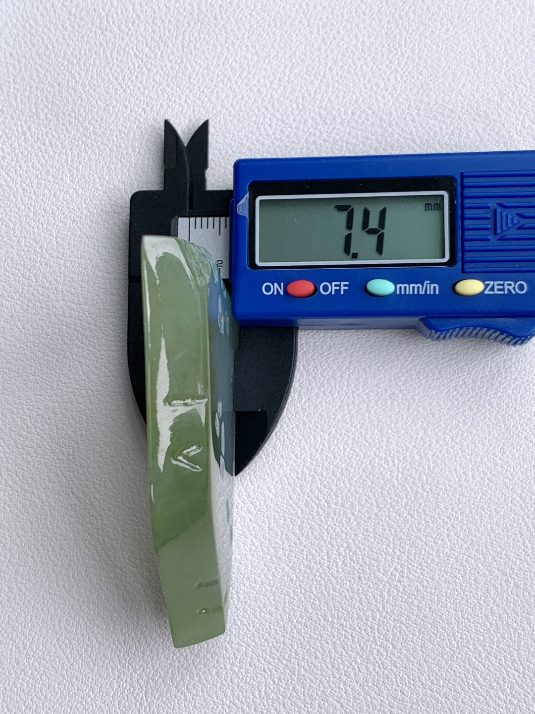 冰晴绿/冰飘花/牌子料/片料/板料/特色料，可做牌子、人物、山水、动物、花件……等推荐参考，61.5-44.9-7.4，43克，山衔浅黛凝清露，玉染轻烟蕴翠痕，这块冰润晴底带彩翡翠料子，底色温润通透如月光铺洒，边角晕染暖柔浅黄，一抹飘花翠色灵秀点缀其间，玉质细腻莹亮、水头充盈饱满，稍加匠心俏色精雕，便可化作山水意境牌、平安无事牌、悟道禅意挂件等雅致形制，浅暖翡色寓意温润纳福、和顺长久，点点翠花象征生机盎然、顺遂无忧自带清逸空灵的静谧氛围感，佩戴间衬得气质温润淡然，亦承载着山河安然、岁岁平顺、福运绵长的美好祈愿。