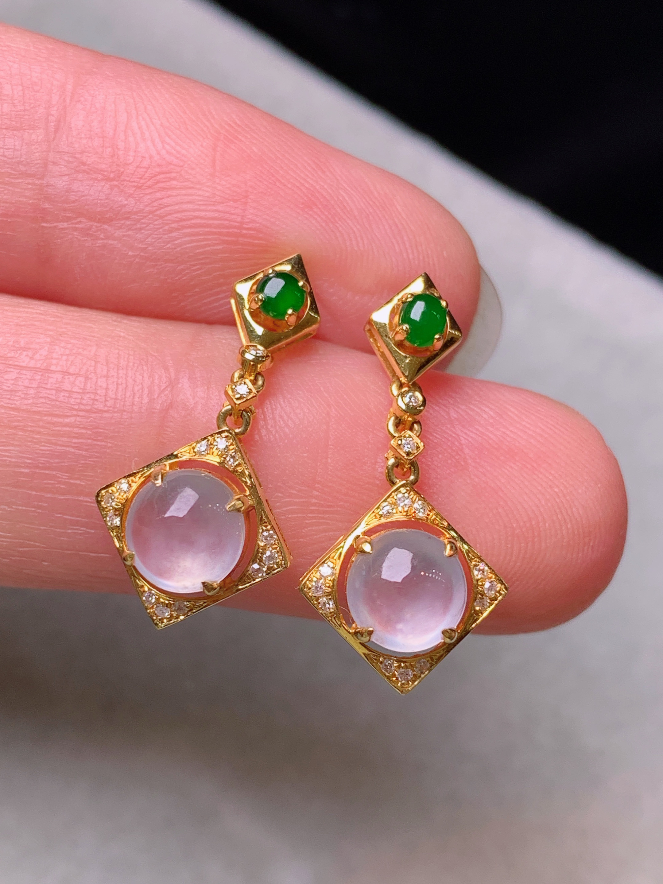 18k金钻镶嵌冰种蛋面耳坠 玉质细腻 色泽艳丽清新 水润亮眼 整体尺寸21.5*10*5.3b2