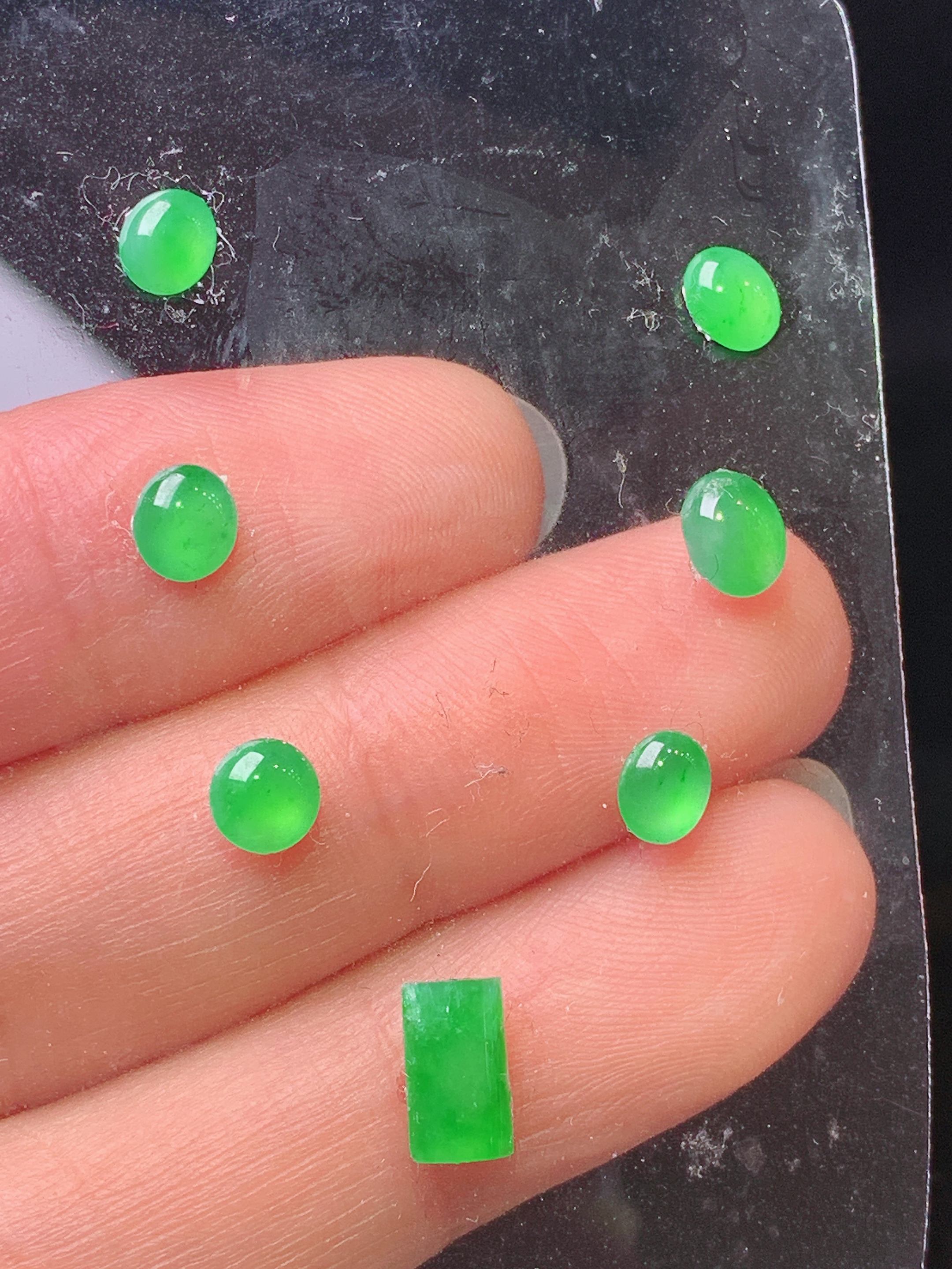 镶嵌款 冰阳绿蛋面一手 玉质细腻 色泽艳丽清新 水润亮眼 整体尺寸5.6*4.6*2.3L2