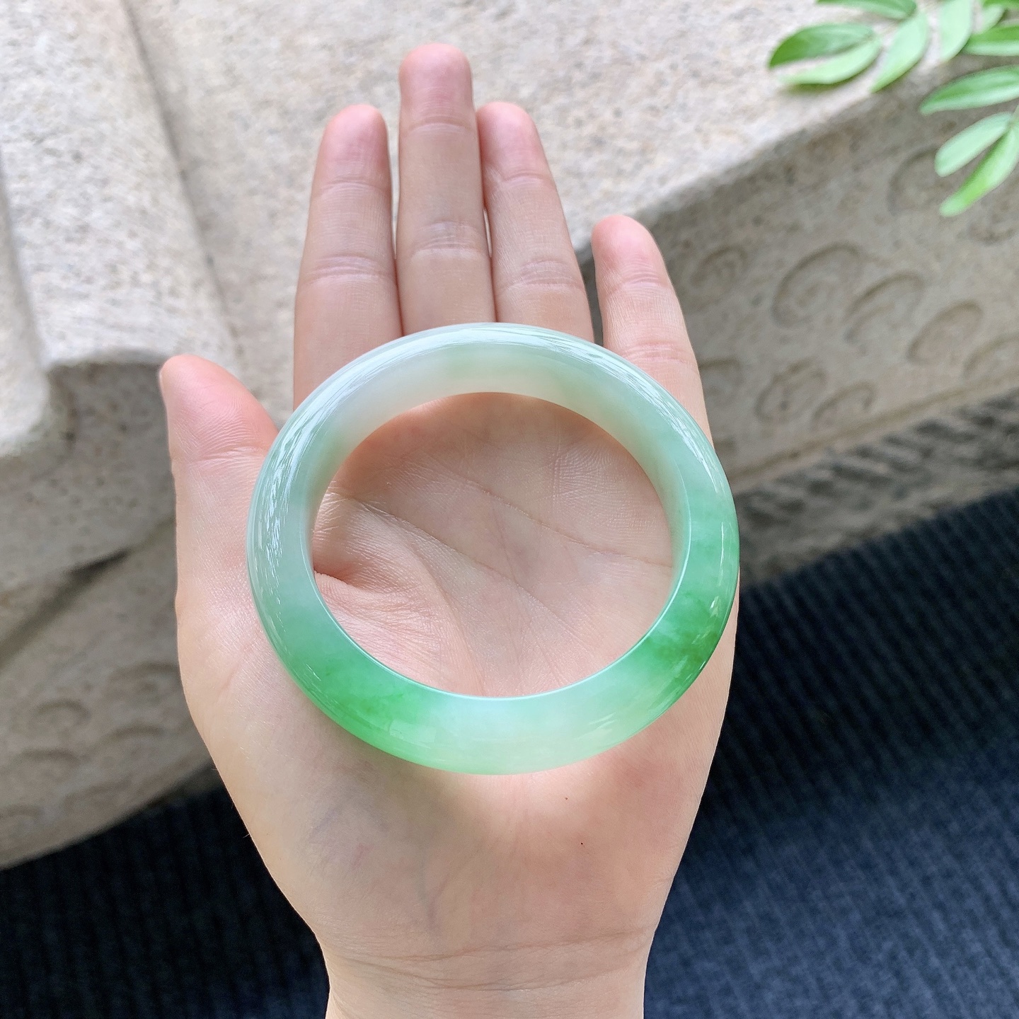 正圈52 53 圈口53.8/12/9.1 编码A1051069 细糯飘阳绿，水润，种老，细腻，打灯有絮线