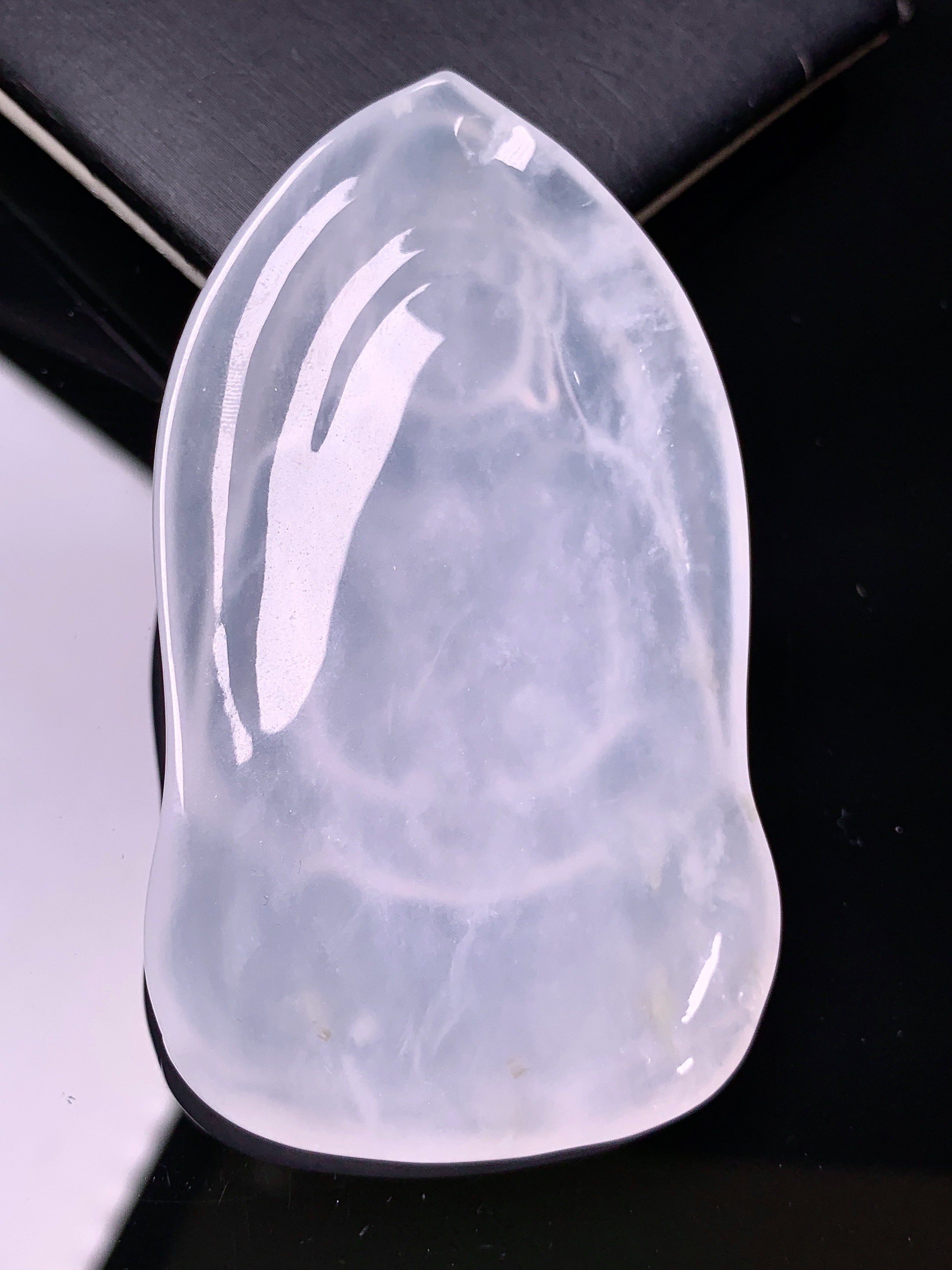 18k金钻镶嵌冰种观音菩萨吊坠 玉质细腻 色泽艳丽清新 水润亮眼 整体尺寸65.2*37.5*5.8x7