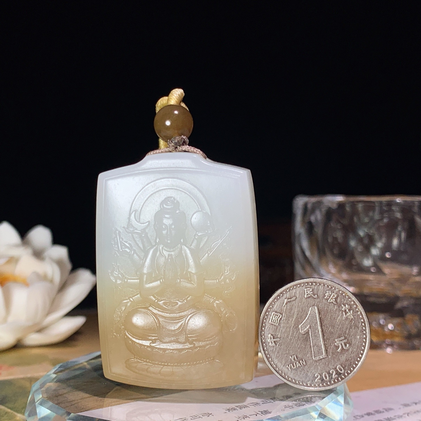 新疆和田玉且末糖千手观音挂件 尺寸47/32/12重47克！玉质细腻油润 底色纯净 脂粉好，品质好。lt260422