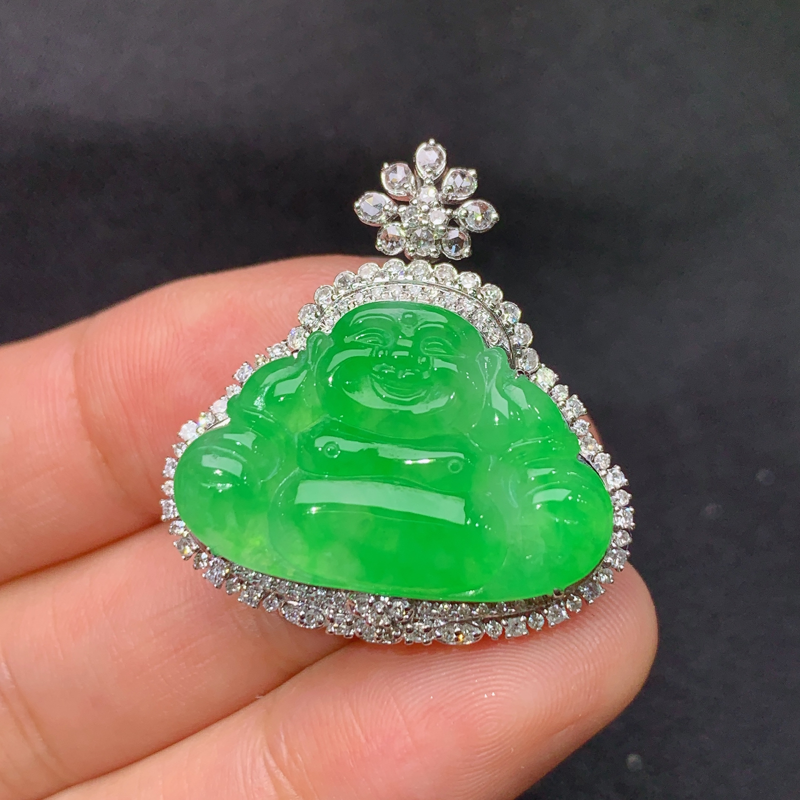 冰阳绿笑佛吊坠，18k金镶嵌，冰润色阳，品相好，种水足，Yt 尺寸29.3*27.8*10.1