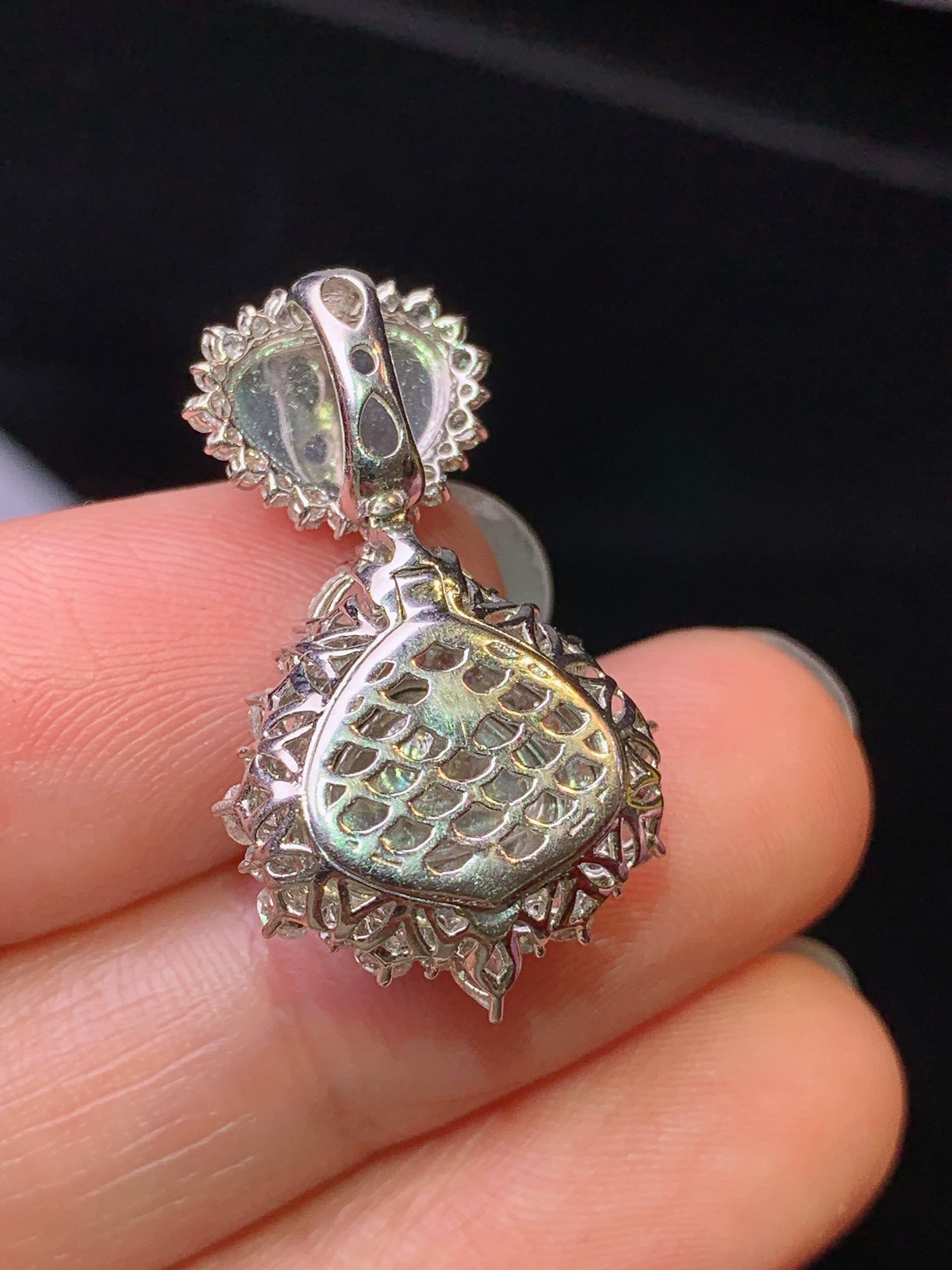 18k金钻镶嵌满绿心形吊坠 玉质细腻 色泽艳丽清新 整体尺寸27.5*16.2*9.7