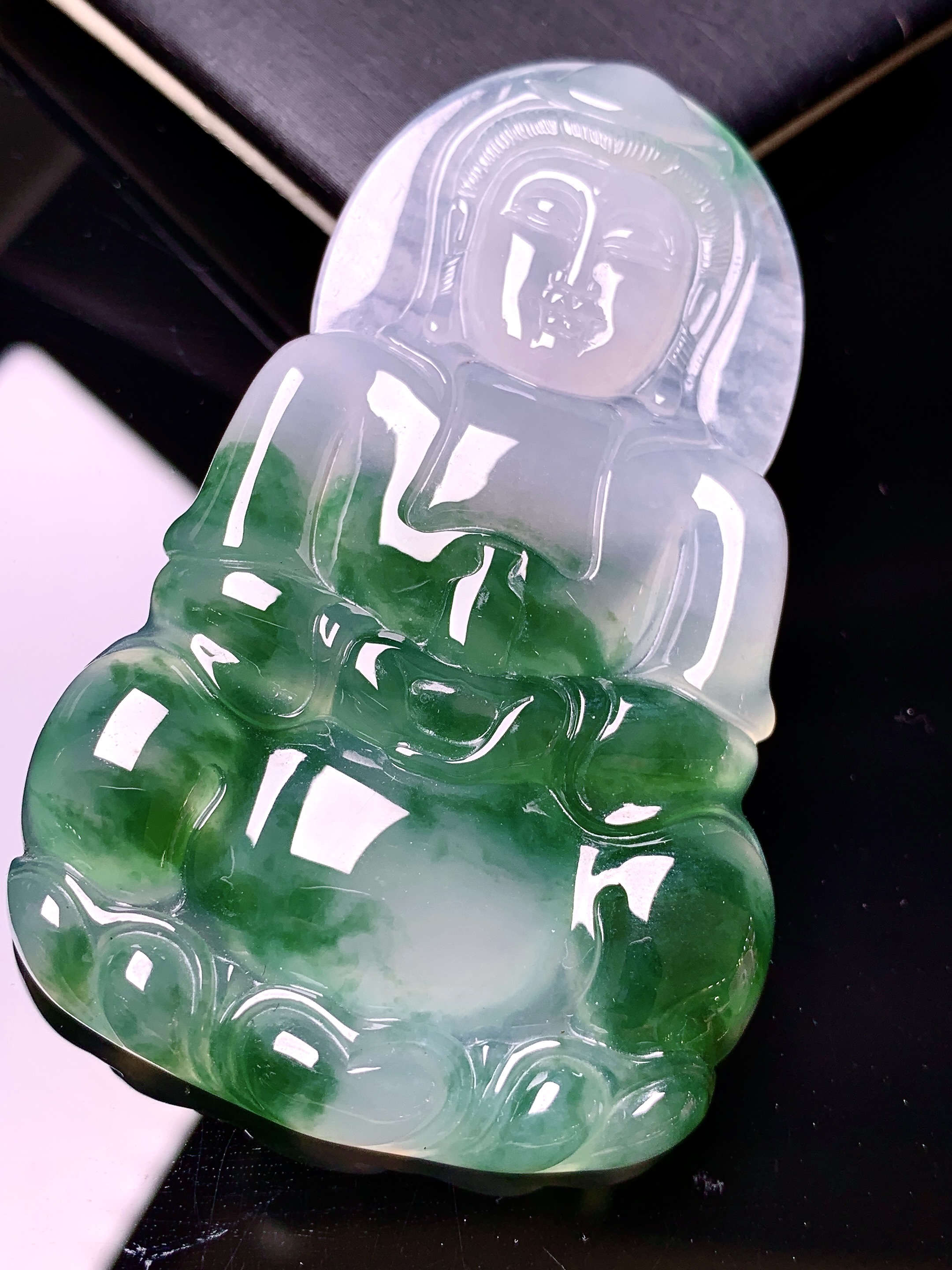 飘绿观音菩萨吊坠 玉质细腻 色泽艳丽清新 水润亮眼 整体尺寸69.3*43.3*6.3c1