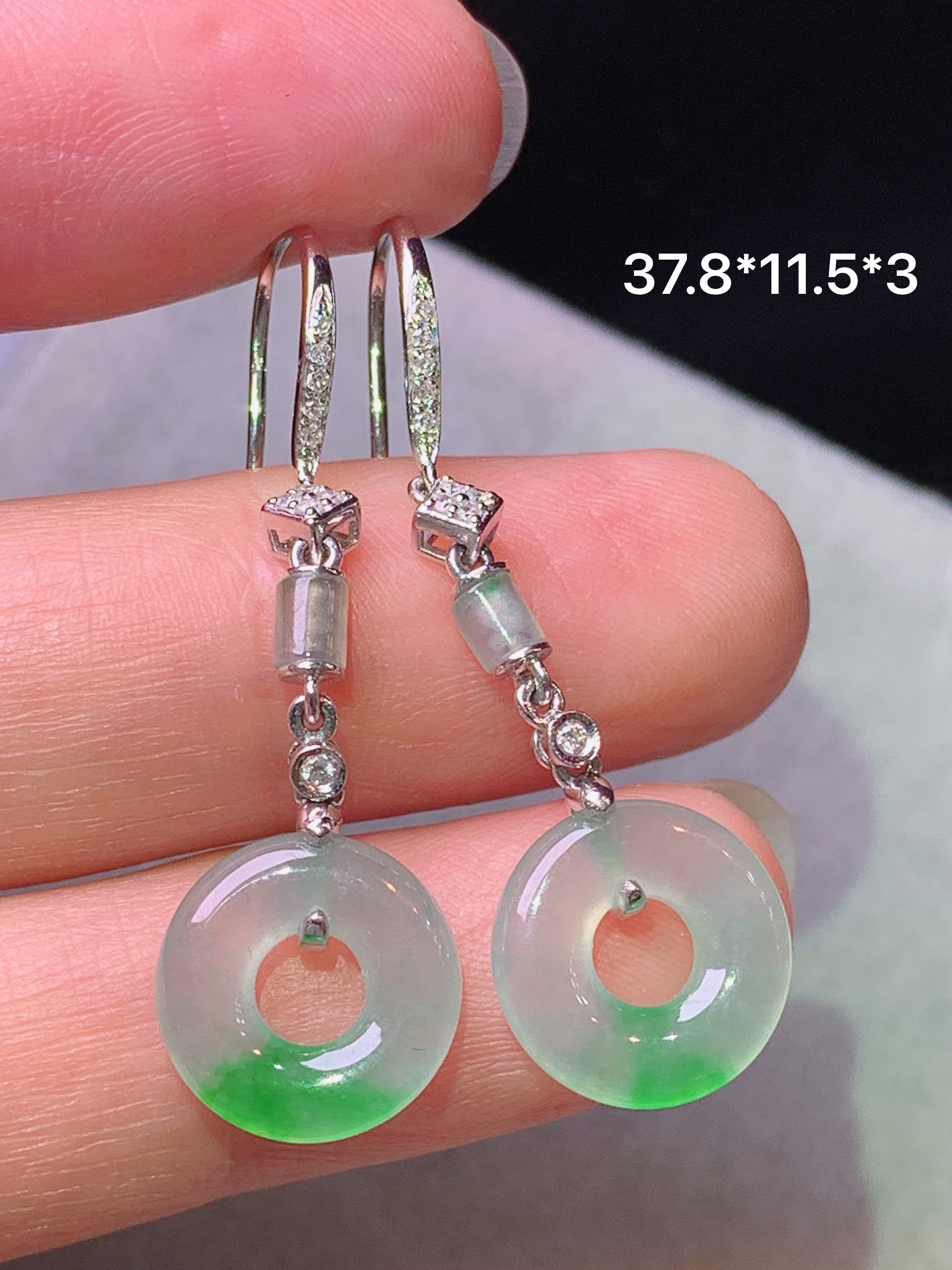 18k金钻镶嵌冰种飘绿平安环耳坠 玉质细腻 色泽艳丽清新 水润亮眼 整体尺寸37.8*11.5*3f1