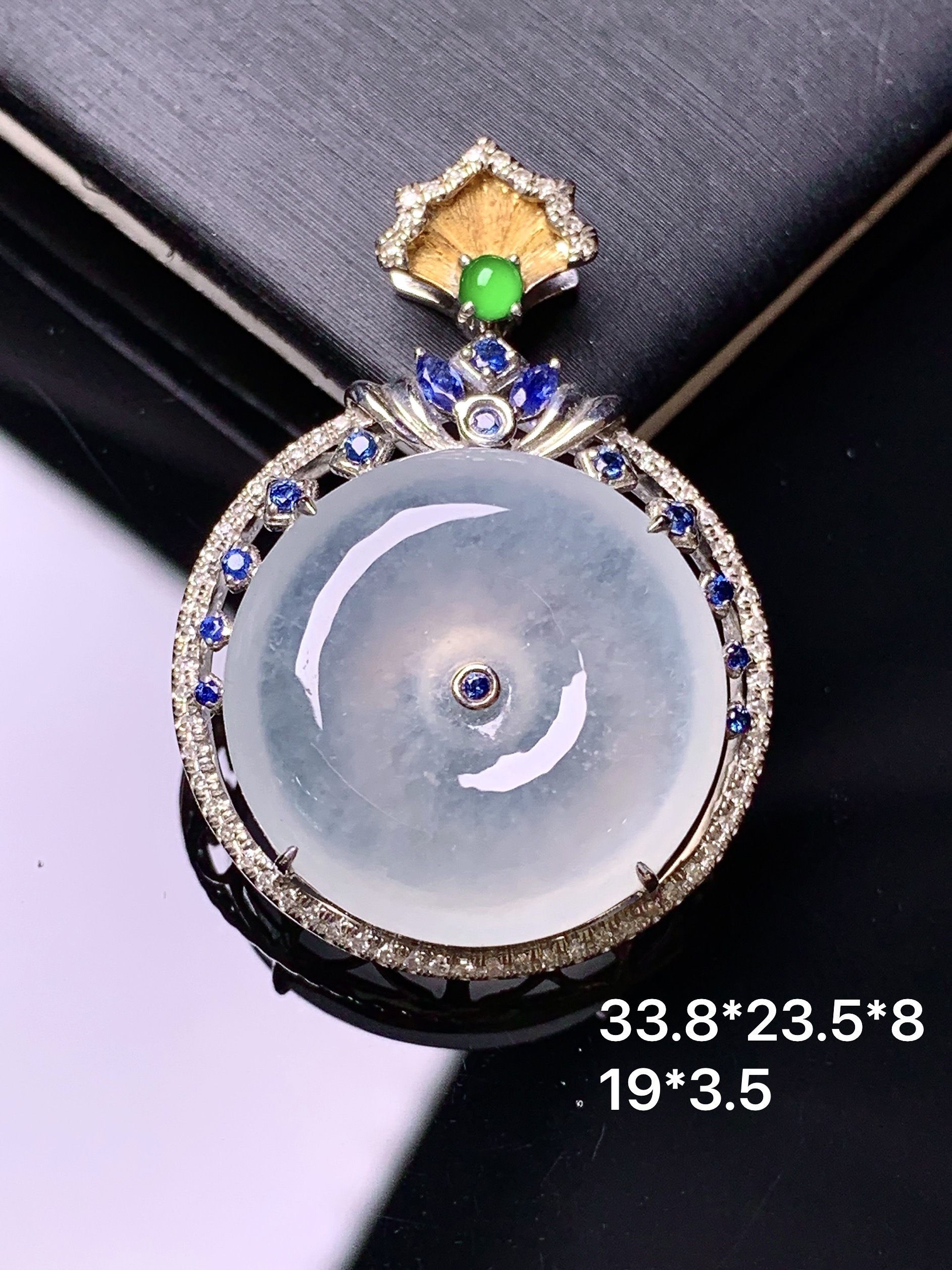 18k金钻镶嵌冰种平安扣吊坠 玉质细腻 色泽艳丽清新 水润亮眼 整体尺寸33.8*23.5*8t1