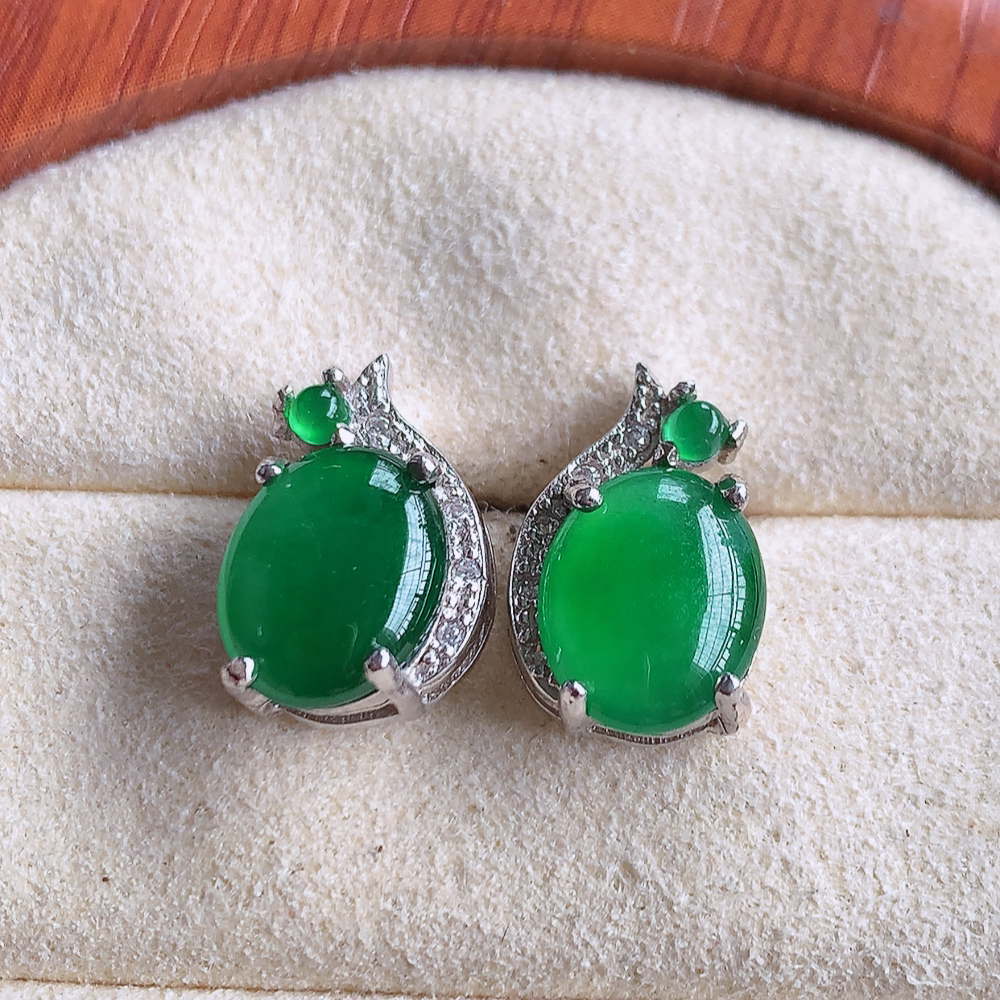 冰润满绿翡翠925银镶嵌耳钉，自然光实拍，翠色灵动，颜色漂亮，种老水足，品相佳，佩戴佳品！W502.
