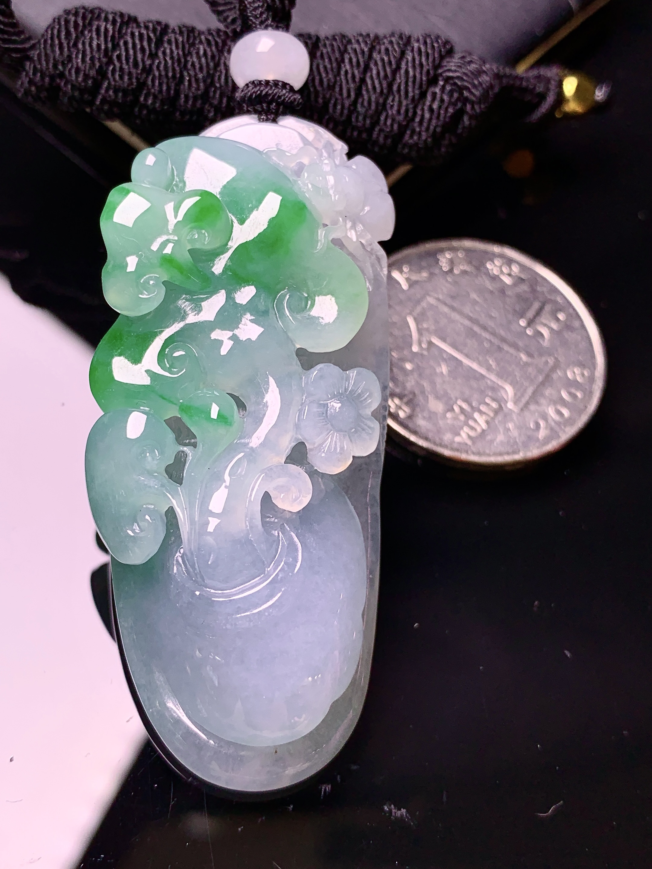 飘绿梅花吊坠 玉质细腻 色泽艳丽清新 水润亮眼 整体尺寸54.3*23.2*12.6L1