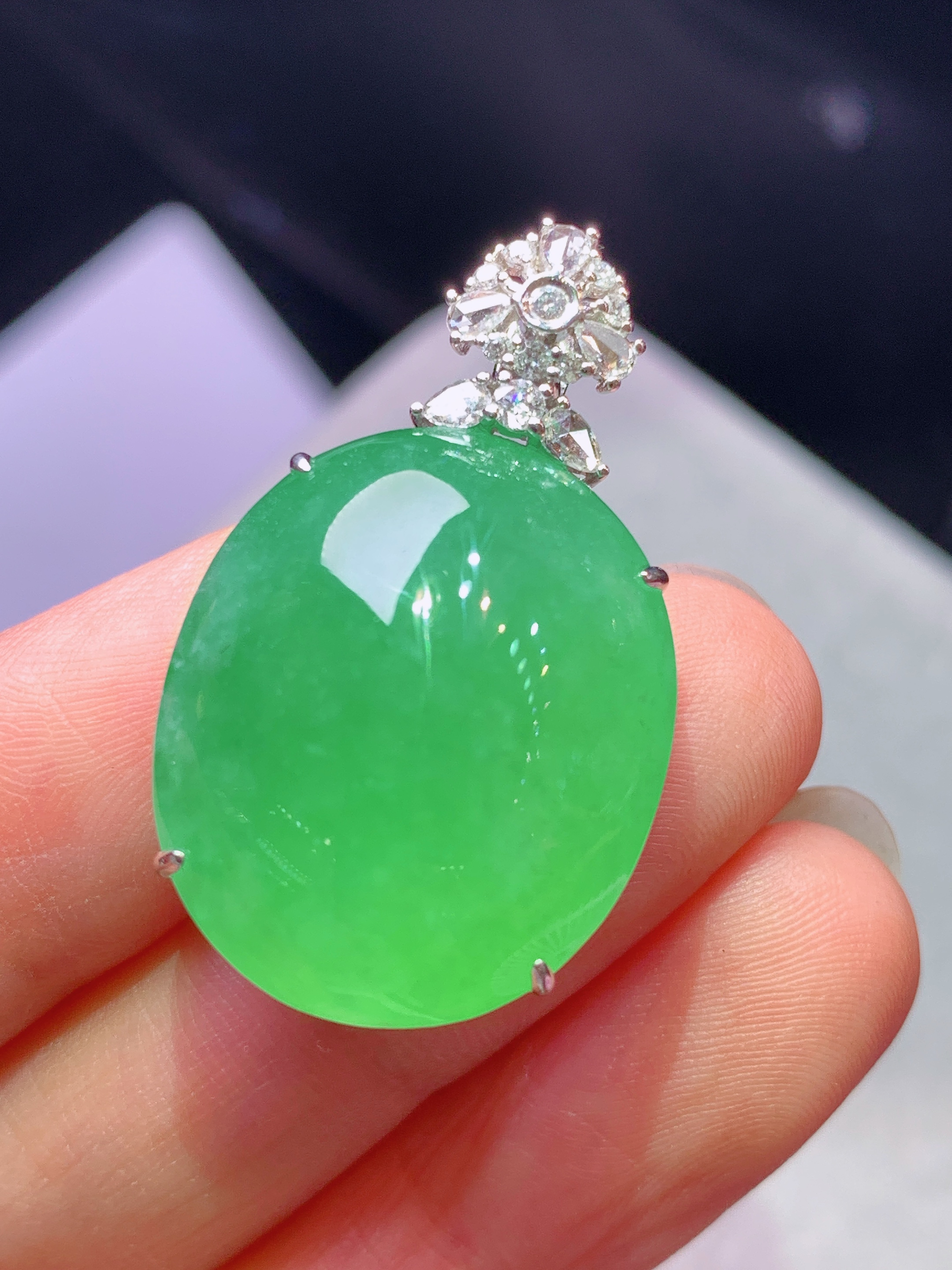 18k金钻镶嵌冰阳绿蛋面吊坠 玉质细腻 色泽艳丽清新 水润亮眼 整体尺寸32.2*19*13.3f1