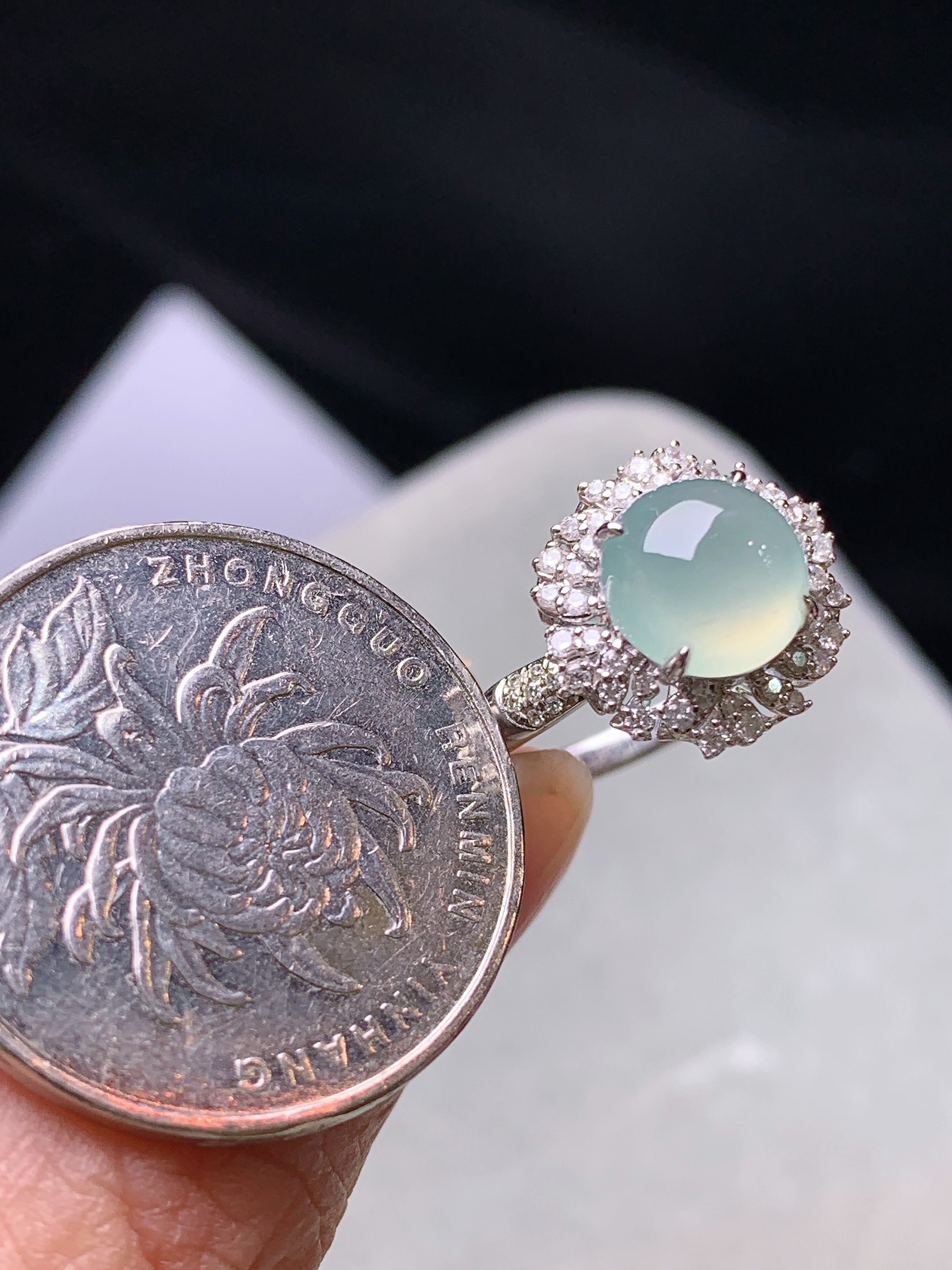 18k金钻镶嵌冰种晴底戒指 玉质细腻 色泽艳丽清新 水润亮眼 圈口14 整体尺寸13.5*12.8*10t1