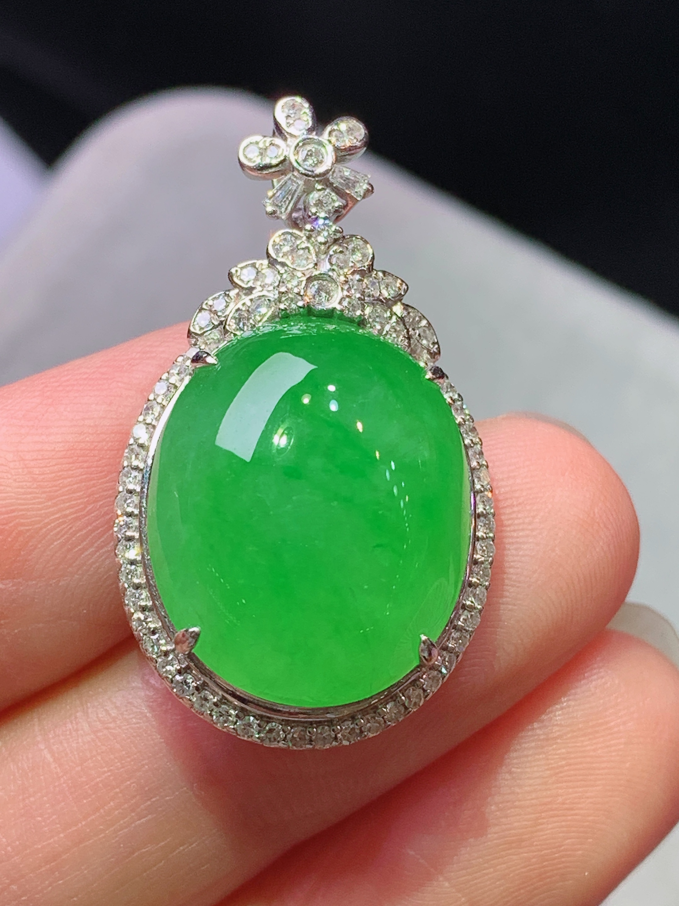 18k金钻镶嵌冰阳绿蛋面吊坠 玉质细腻 色泽艳丽清新 水润亮眼 整体尺寸31.2*17.8*10b2