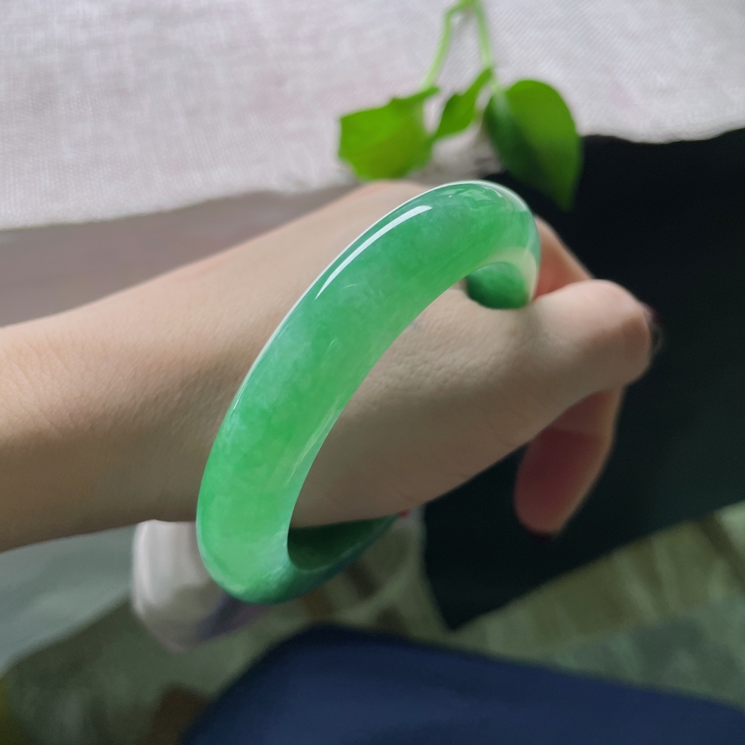 55.2/11.7/9.3绿底正圈，或深邃如湖，或清透如溪，每一眼，都是不同的风景。有纹，ss51699a