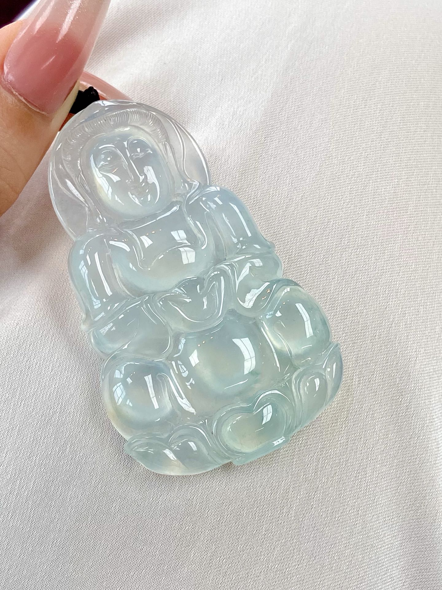 ️高冰种观音吊坠，水头超足，品质无可挑剔，大件厚装 胶润纯美，散发着灵气与禅韵，戴之大气，藏之珍爱，裸石：67.2-40.3-7.4mm，无裂。