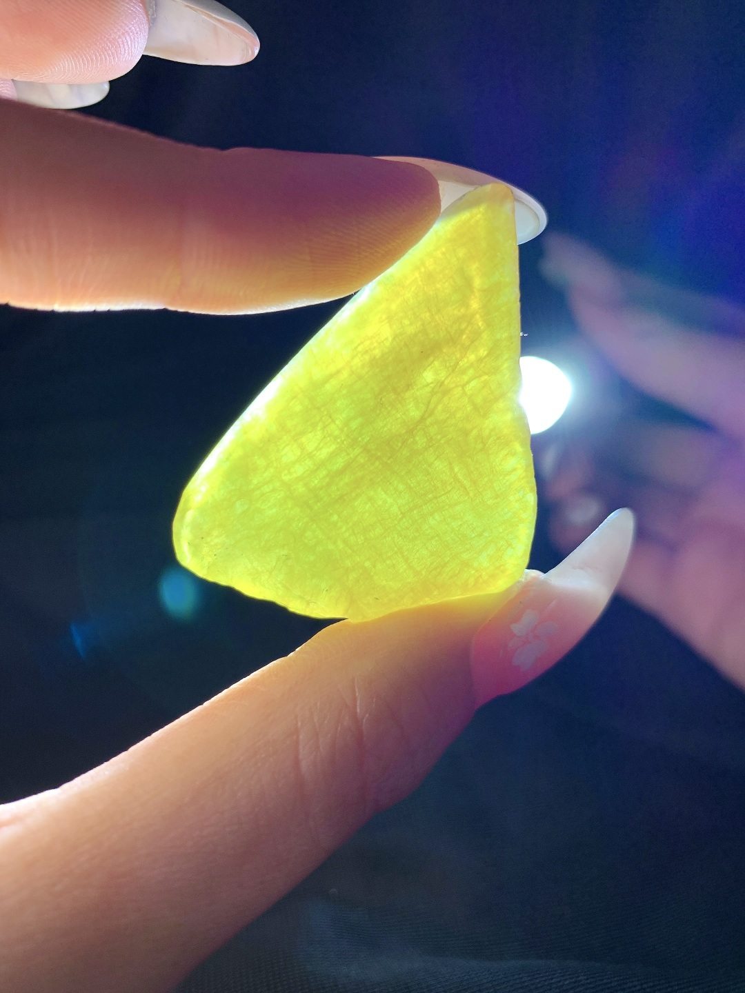 冰黄翡/随形料/立体料/特色料，可做随形件、人物、山水、动物、花件……等推荐参考，50-35.6-16，25.1克，蜜色凝金浮暖韵，玉肌蕴润自流光，这块满黄翡翡翠原石毛料，通体凝裹醇厚温润的蜜糖暖黄，玉质细腻油润、水头莹润亮泽，原生石面肌理饱满、胶感十足，稍加匠心俏色巧雕，便可随形打磨为貔貅、金蟾、福瓜、无事牌等各类招财雅致挂件，浓正黄翡自带金玉满堂、黄金满盈的贵气寓意，主招财纳宝、聚守财运、福禄绵延气韵温润厚重、贵而不骄，上手佩戴尽显沉稳气场，更护佑财源滚滚、运势兴旺、岁岁富足无忧。