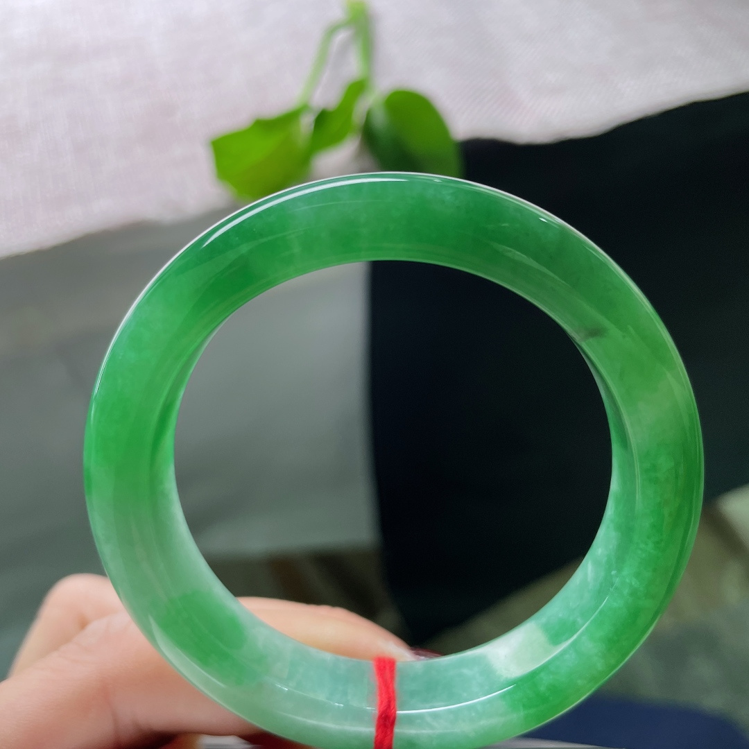 52.6/11.2/8.5，满绿正圈，青翠欲滴，是雨后初霁的远山，绿意绵延，皮纹，无裂，ss51703a