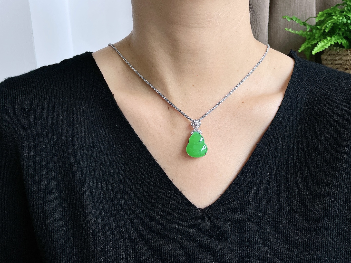 【镶嵌】高冰阳绿葫芦大葫芦吊坠  【说明】缅甸 18k金镶嵌 无裂 性比高  【整体】32.2-17.6-12.2  【裸石】21.2-17.6-5.8  【重量】7.4克