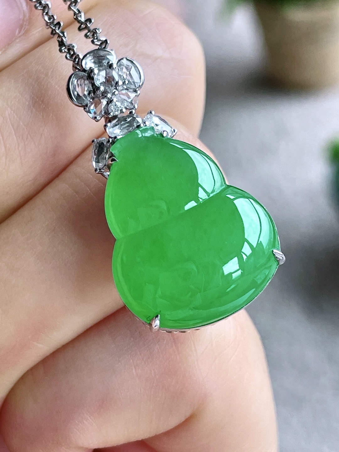 【镶嵌】高冰阳绿葫芦大葫芦吊坠  【说明】缅甸 18k金镶嵌 无裂 性比高  【整体】32.2-17.6-12.2  【裸石】21.2-17.6-5.8  【重量】7.4克