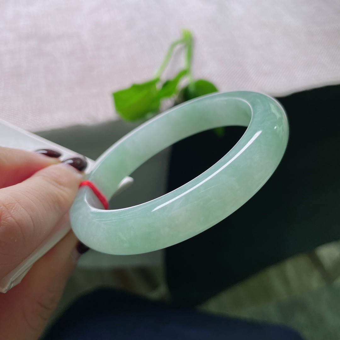 56.9/11.8/2，芙蓉绿正圈，色泽均匀分布，百搭，水头好，种老，一点皮纹不显，ss49182a