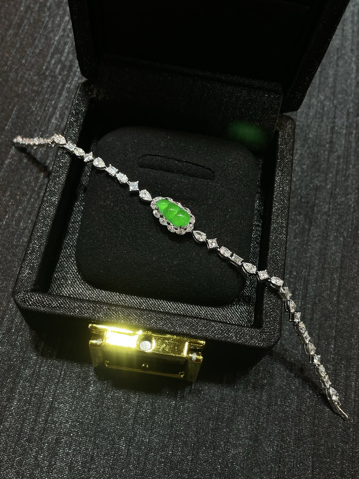 高冰 阳绿 起光 小福豆手链

18k金培育钻镶嵌 厚金