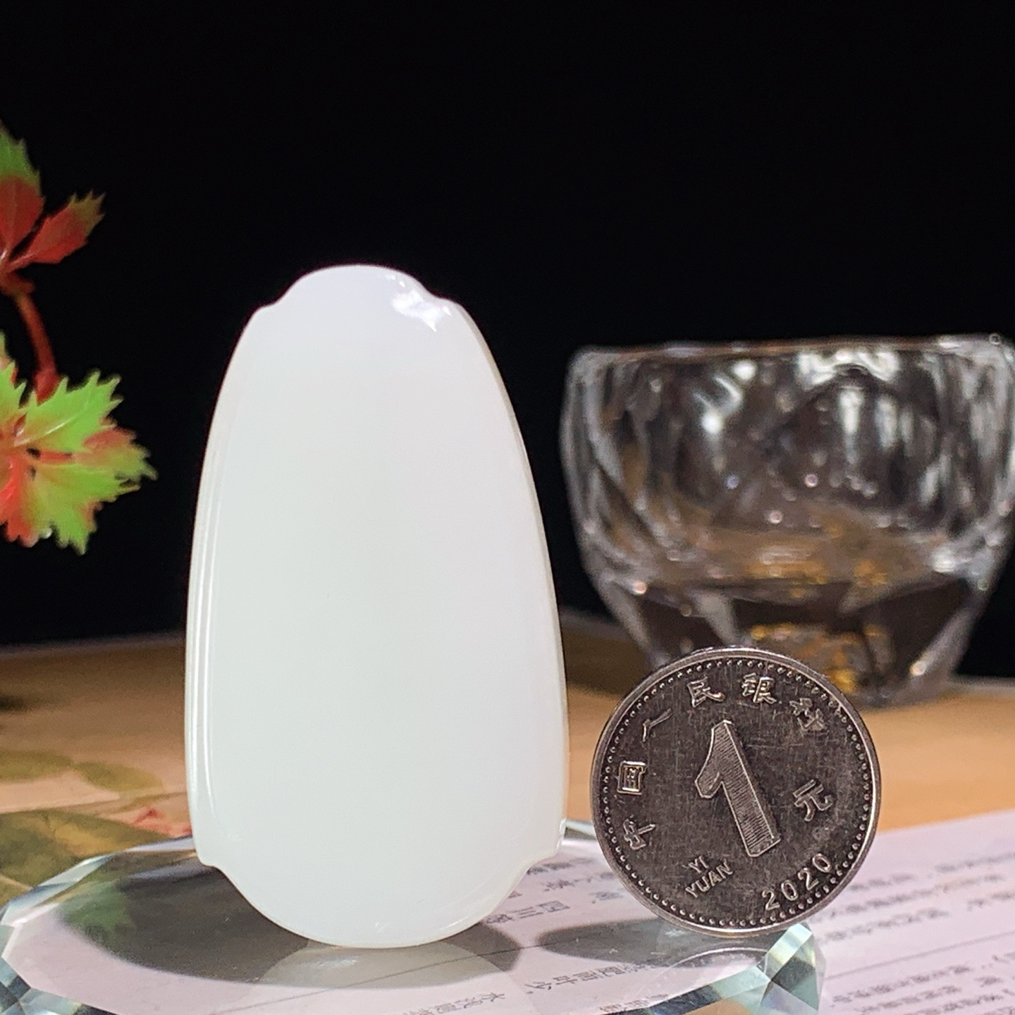 新疆和田玉羊脂白玉平安无事牌挂件。尺寸51/29/11重36.5克 玉质细腻油润 底色纯净 脂粉好，品质好。lt260422