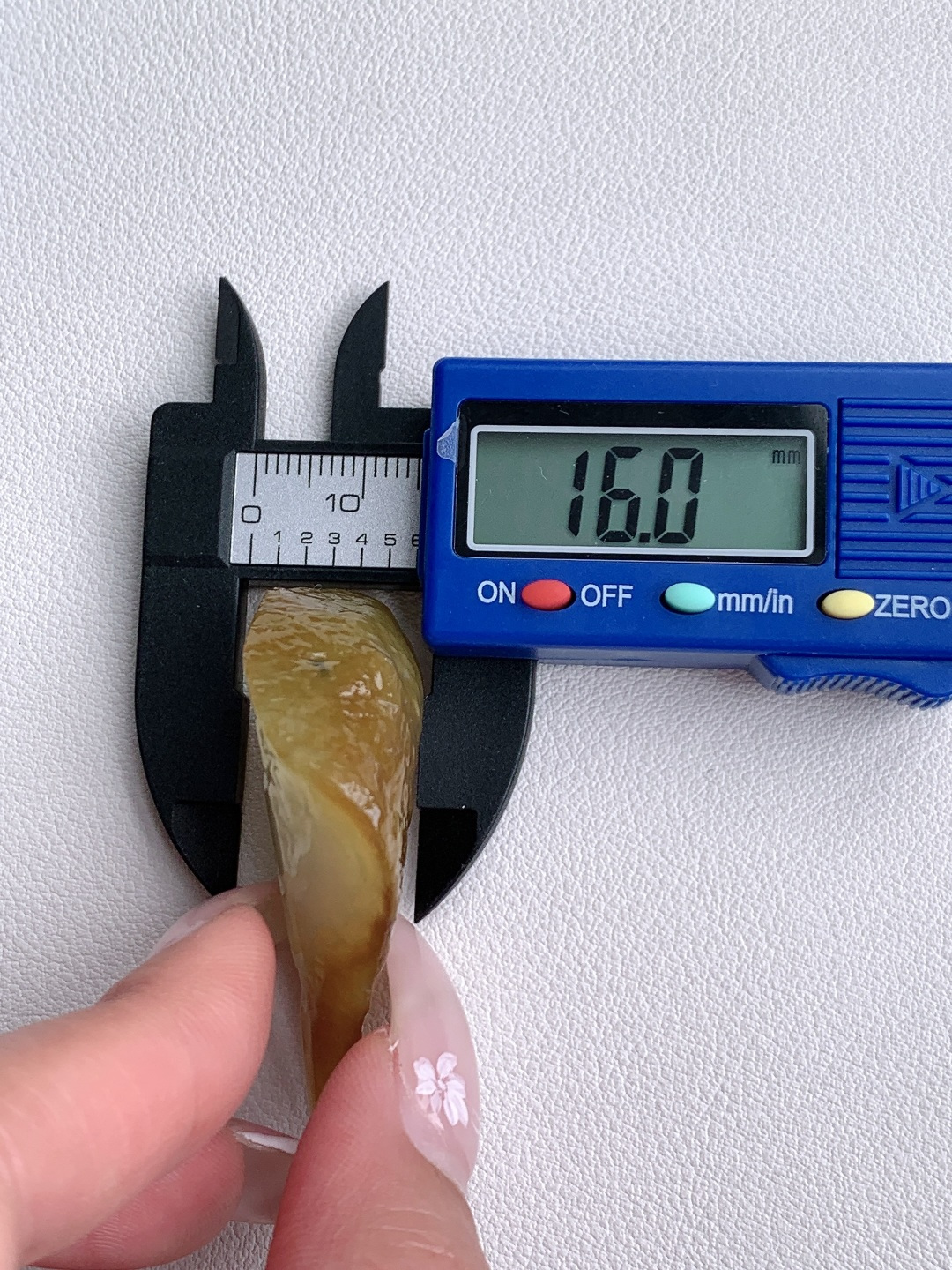 冰黄翡/随形料/立体料/特色料，可做随形件、人物、山水、动物、花件……等推荐参考，50-35.6-16，25.1克，蜜色凝金浮暖韵，玉肌蕴润自流光，这块满黄翡翡翠原石毛料，通体凝裹醇厚温润的蜜糖暖黄，玉质细腻油润、水头莹润亮泽，原生石面肌理饱满、胶感十足，稍加匠心俏色巧雕，便可随形打磨为貔貅、金蟾、福瓜、无事牌等各类招财雅致挂件，浓正黄翡自带金玉满堂、黄金满盈的贵气寓意，主招财纳宝、聚守财运、福禄绵延气韵温润厚重、贵而不骄，上手佩戴尽显沉稳气场，更护佑财源滚滚、运势兴旺、岁岁富足无忧。