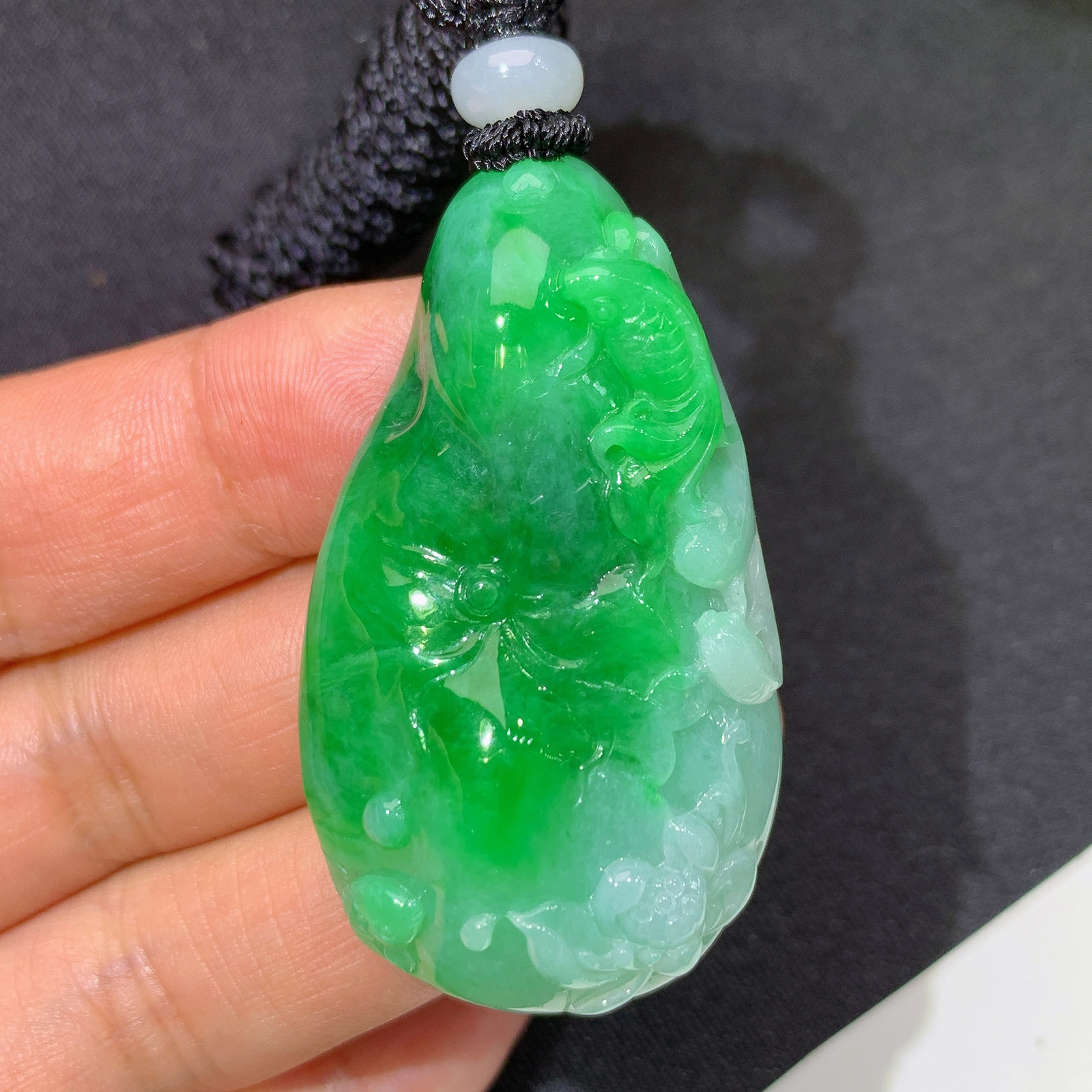 飘绿荷叶鱼，冰润色阳，玉质细腻，种水足，Luc 尺寸46.8*26.8*12.2