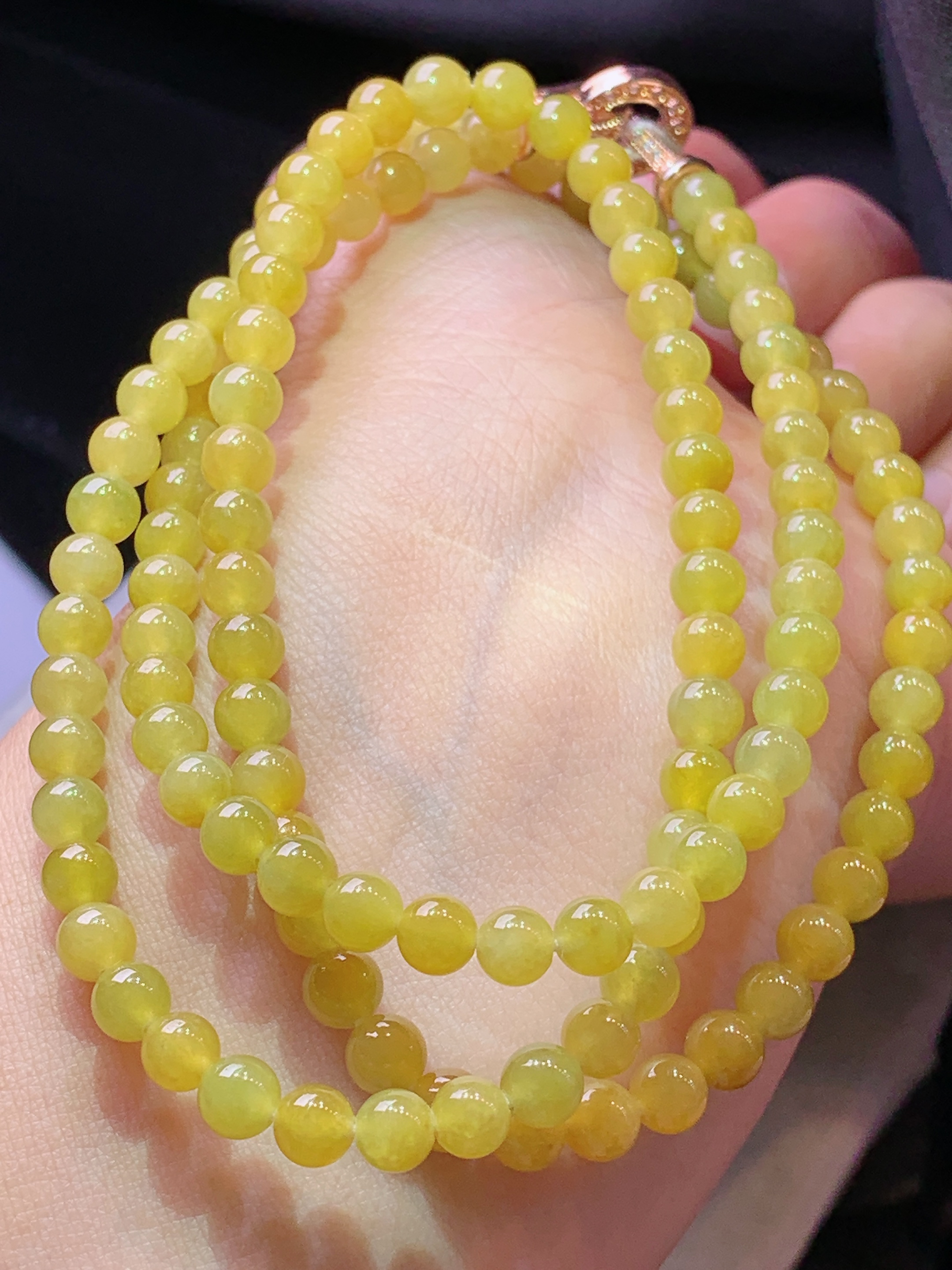 冰黄翡圆珠项链 玉质细腻 色泽艳丽清新 水润亮眼 整体尺寸4.8h3