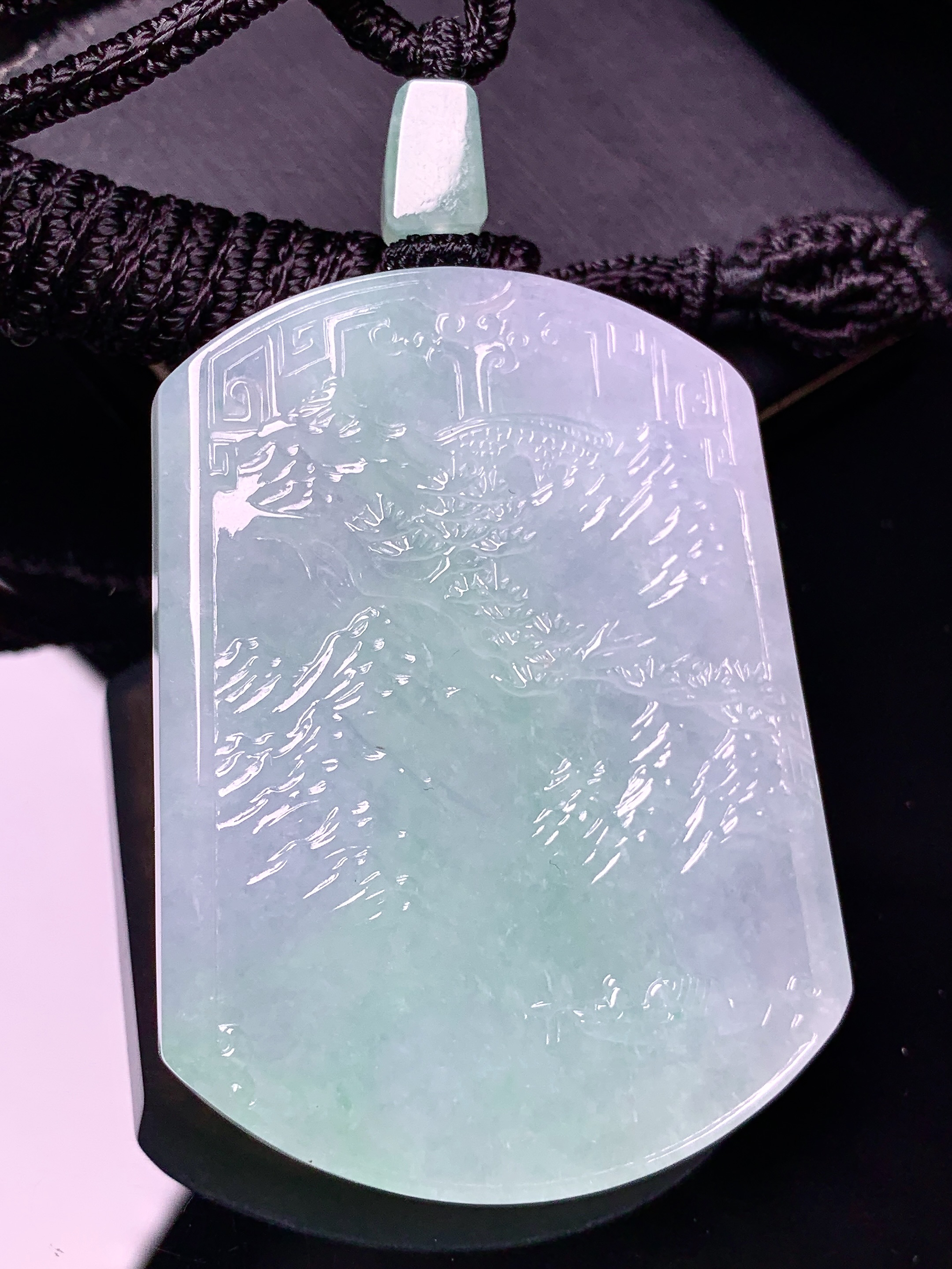 飘绿山水牌子吊坠 玉质细腻 色泽艳丽清新 水润亮眼 整体尺寸54.8*40.8*5.8L1