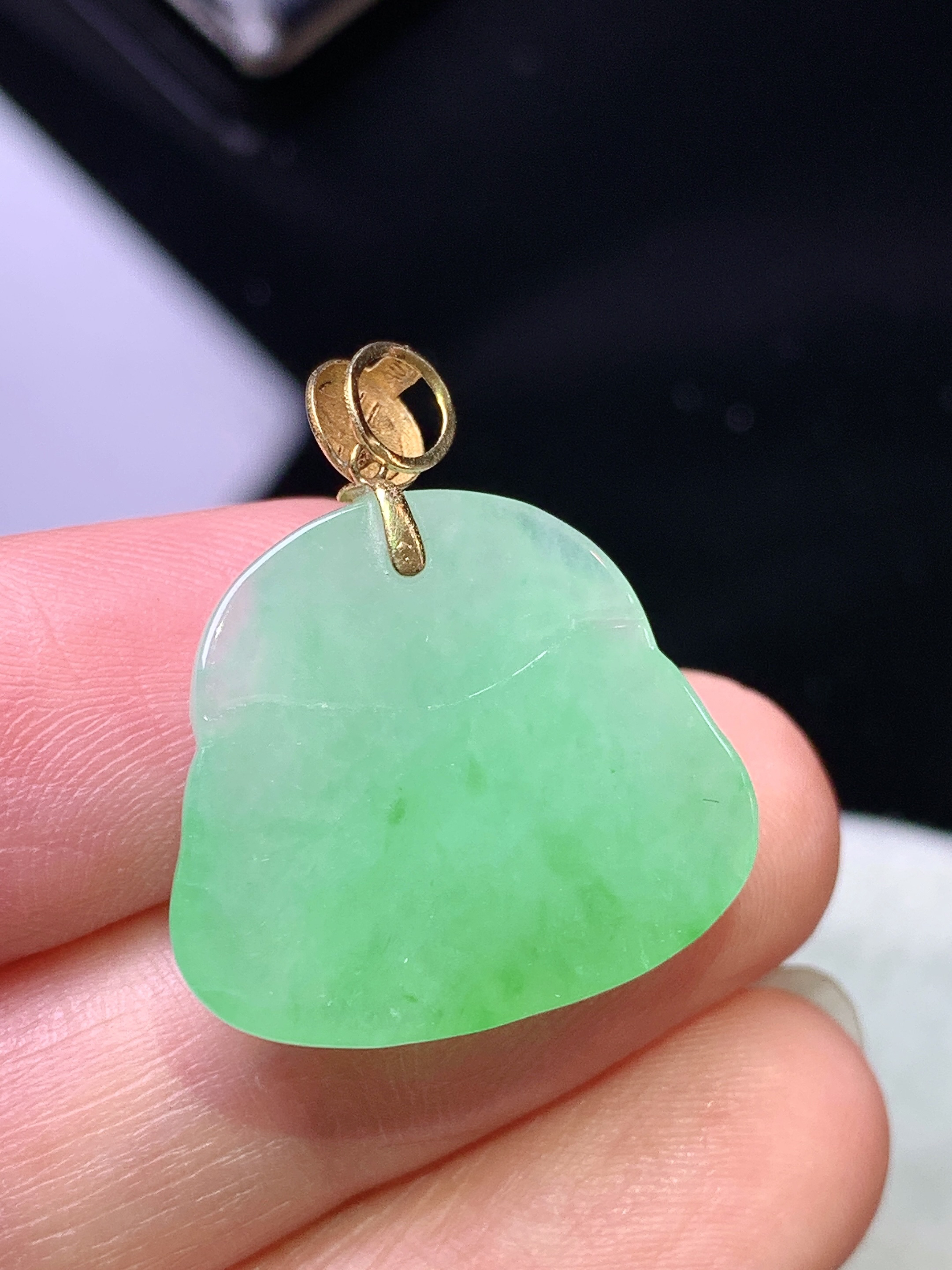 18k金镶嵌阳绿财神吊坠 玉质细腻 色泽艳丽清新 水润亮眼 整体尺寸25*21.2*5.8m1