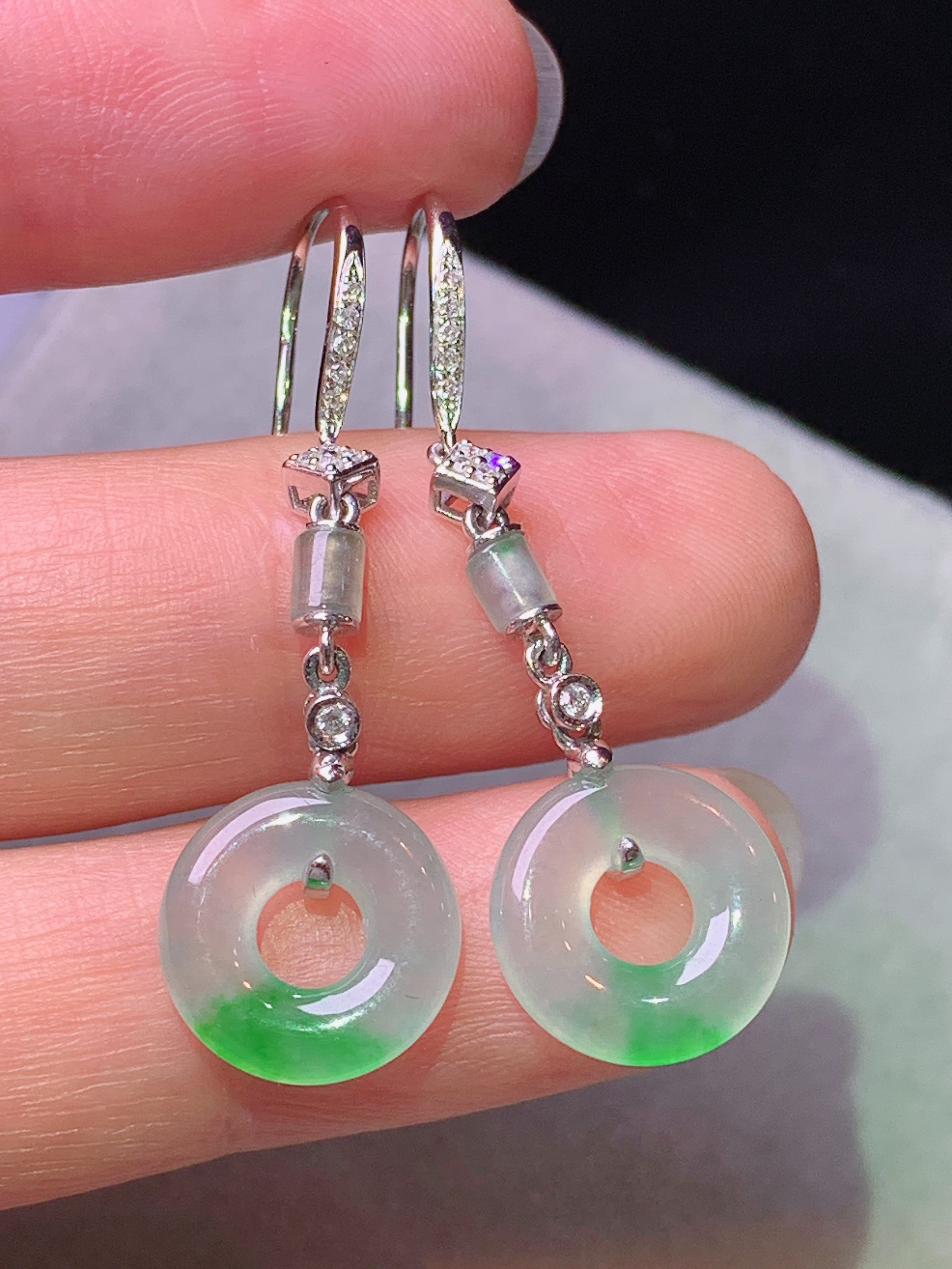 18k金钻镶嵌冰种飘绿平安环耳坠 玉质细腻 色泽艳丽清新 水润亮眼 整体尺寸37.8*11.5*3f1