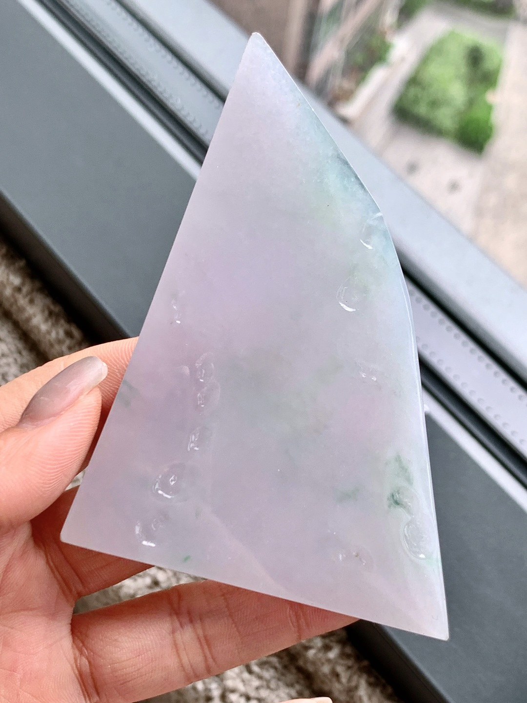 ️冰飘花/牌子料/片料/板料/特色料题材：可做牌子、人物、山水、动物、花件……等推荐参考尺寸：92.8-69.3-7.3重量：95.3克材料优选•紫雾凝烟浮翠影，冰魂透骨蕴春光。•此料为冰飘花春带彩片料，紫韵交融春绿，冰润通透如晨雾凝霜，取“紫气东来，春和景明”之意境。大料整取，形制规整，留白充足，既宜简约素牌彰显清雅，亦可雕琢山水人物绘就诗意，适配多元创作，是藏家与匠心创作的优质之选。