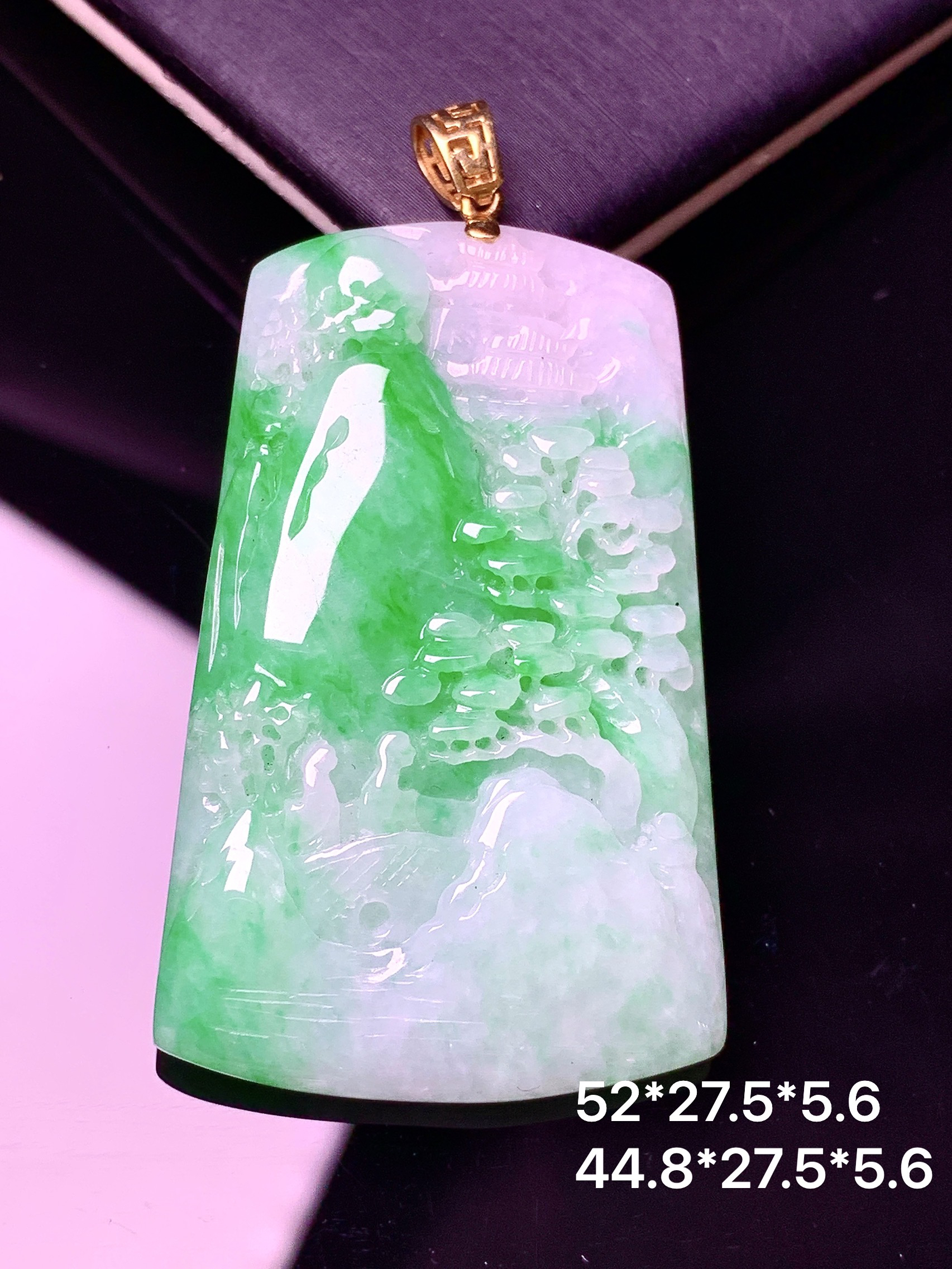 18k金镶嵌飘绿山水牌子吊坠 玉质细腻 色泽艳丽清新 水润亮眼 整体尺寸52*27.5*5.6w1