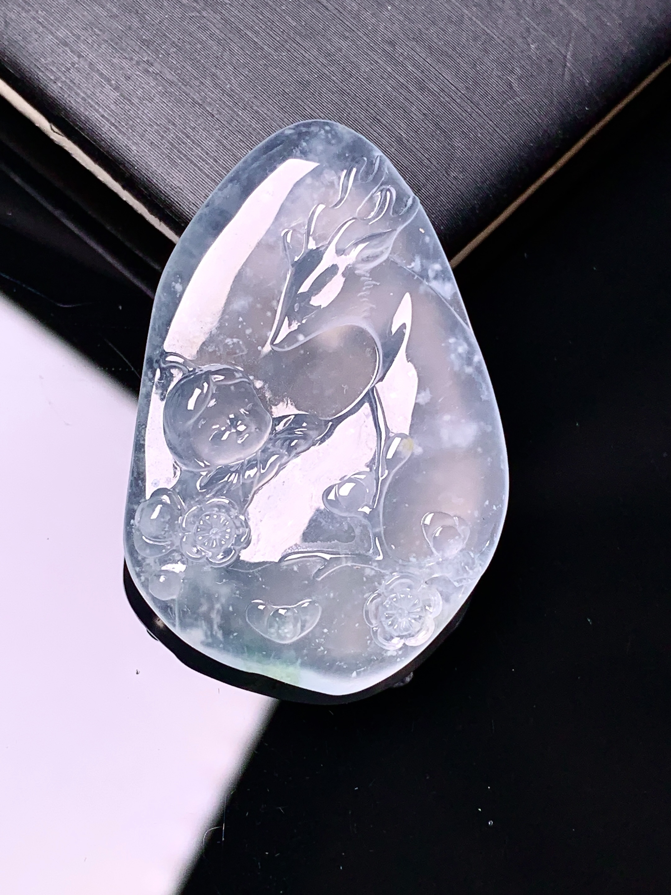 冰种梅花鹿吊坠 玉质细腻 色泽艳丽清新 水润亮眼 整体尺寸36*24*5.2x7