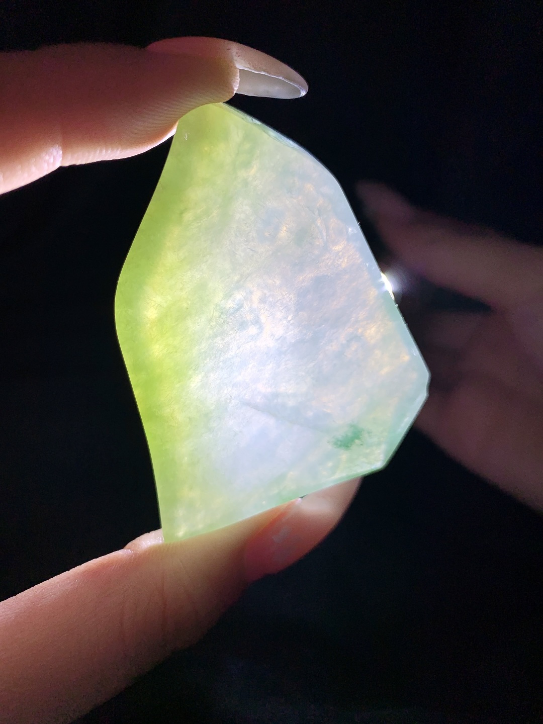 冰晴绿/冰飘花/牌子料/片料/板料/特色料，可做牌子、人物、山水、动物、花件……等推荐参考，61.5-44.9-7.4，43克，山衔浅黛凝清露，玉染轻烟蕴翠痕，这块冰润晴底带彩翡翠料子，底色温润通透如月光铺洒，边角晕染暖柔浅黄，一抹飘花翠色灵秀点缀其间，玉质细腻莹亮、水头充盈饱满，稍加匠心俏色精雕，便可化作山水意境牌、平安无事牌、悟道禅意挂件等雅致形制，浅暖翡色寓意温润纳福、和顺长久，点点翠花象征生机盎然、顺遂无忧自带清逸空灵的静谧氛围感，佩戴间衬得气质温润淡然，亦承载着山河安然、岁岁平顺、福运绵长的美好祈愿。