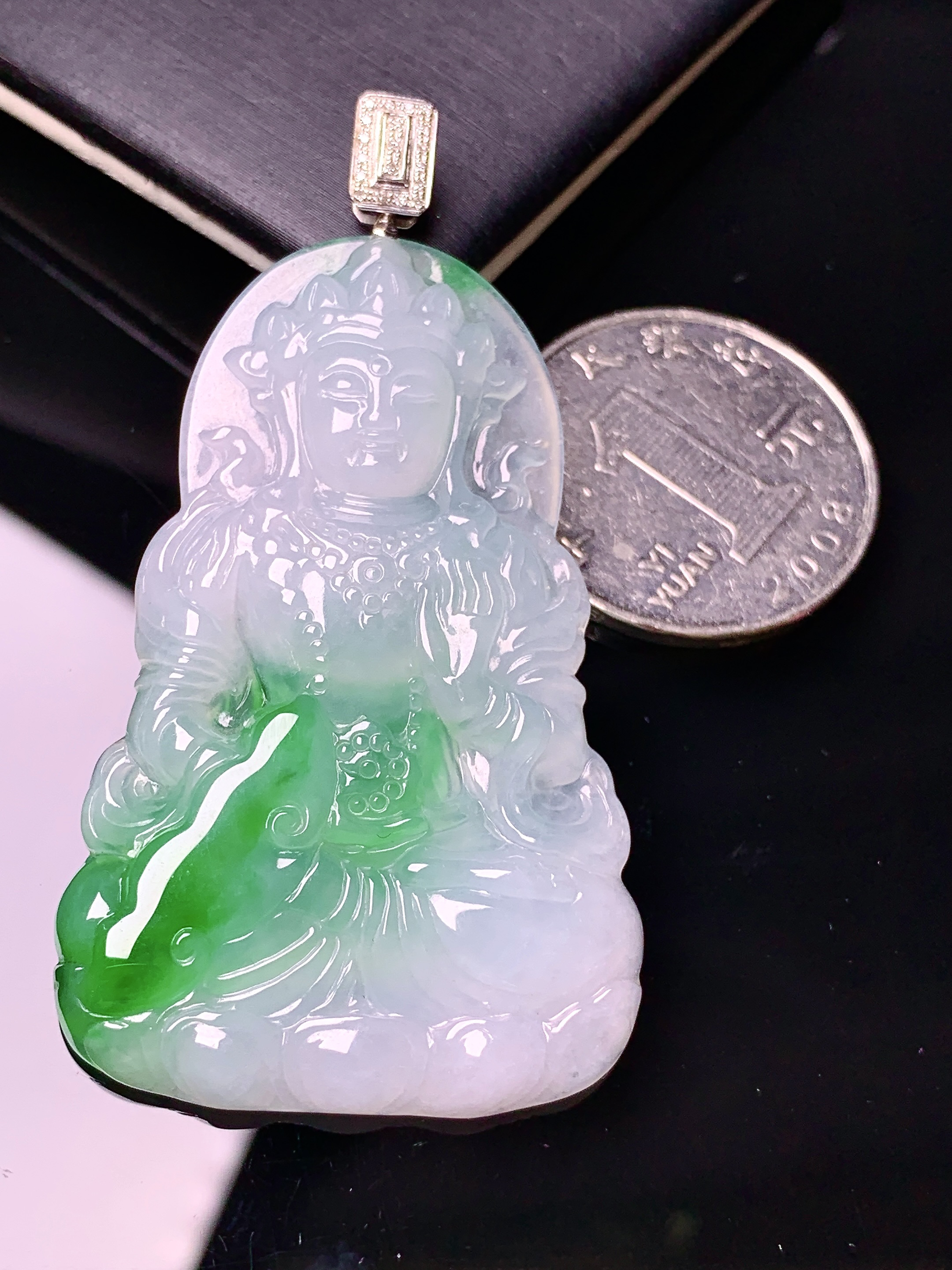 18k金钻镶嵌飘绿度母观音菩萨吊坠 玉质细腻 色泽艳丽清新 水润亮眼 整体尺寸58.8*32*5.2w1