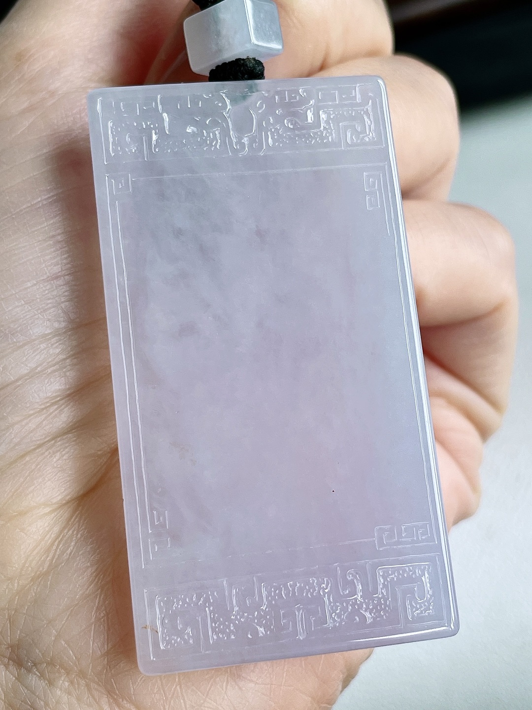 【裸石】冰紫底仿古牌无事牌吊坠【说明】缅甸 无裂 性比高  【尺寸】59.3-31.7-5.6【重量】37.7克【】 5800不议