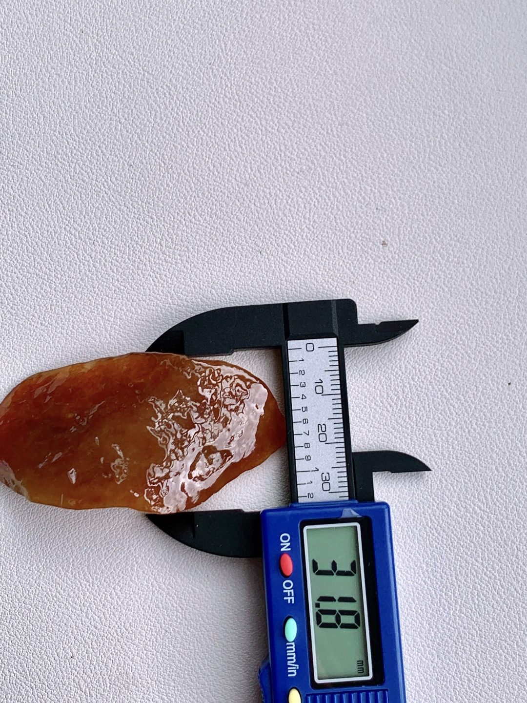 ️冰黄翡/牌子料/片料/板料/特色料题材】可做牌子、人物、山水、动物、花件……等推荐参考【尺寸】65-31.8-10.4【重量】31.3克材料优选•熔金凝玉映初心，暖韵流光自入魂。•如落日熔金凝于玉上，暖调的黄翡似被秋阳浸透，带着蜜蜡般的柔光，又有冰底的清透藏于其中。天然随形的轮廓里，裹着岁月沉淀的温润，观之如沐暖阳，心也跟着变得柔软安稳。